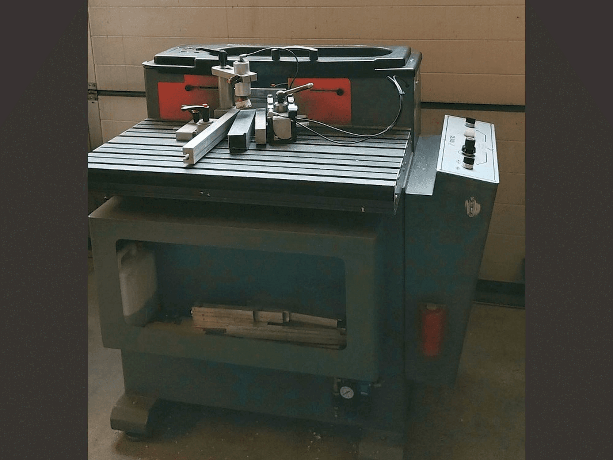 Widok lewej strony maszyny Tekna TK661