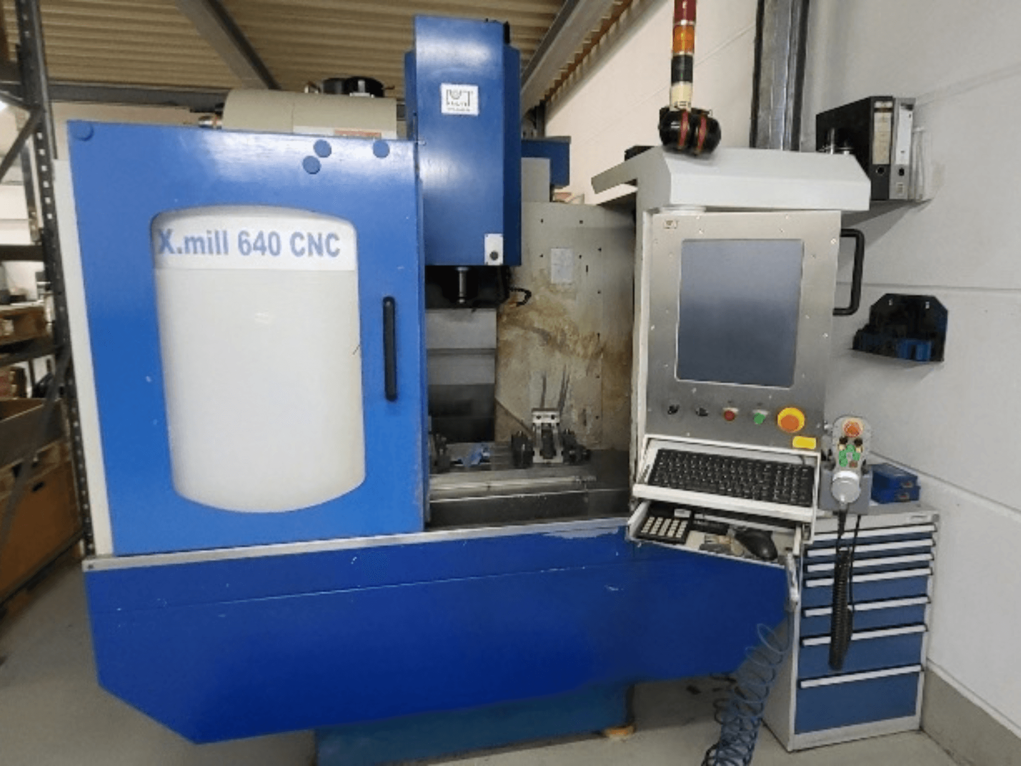 Niebieskie pionowe centrum obróbcze KNUTH X-mill 640 CNC, widok z przodu z widocznym panelem sterowania i klawiaturą.