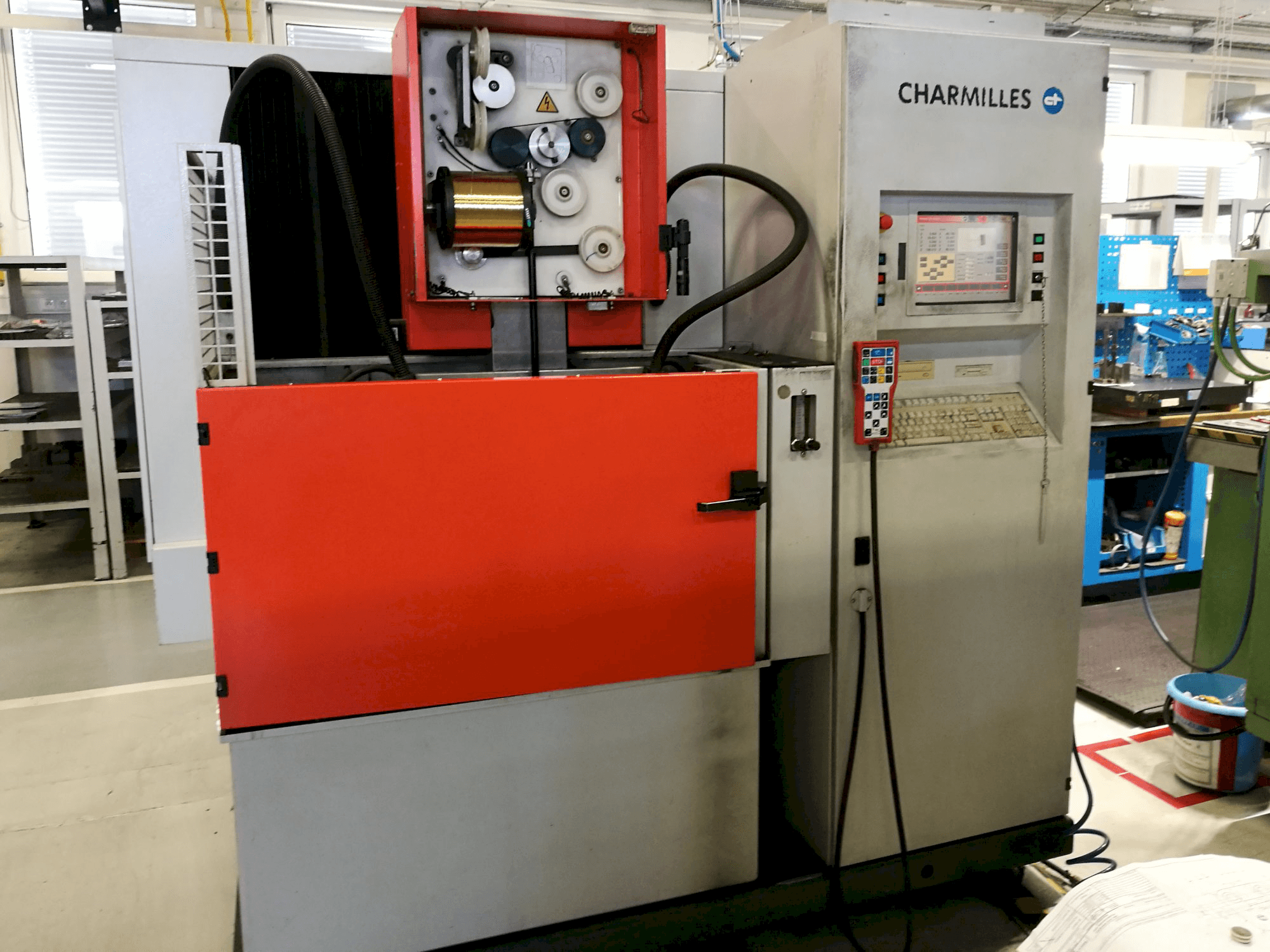 Widok z przodu maszyny CHARMILLES ROBOFIL 240 SL