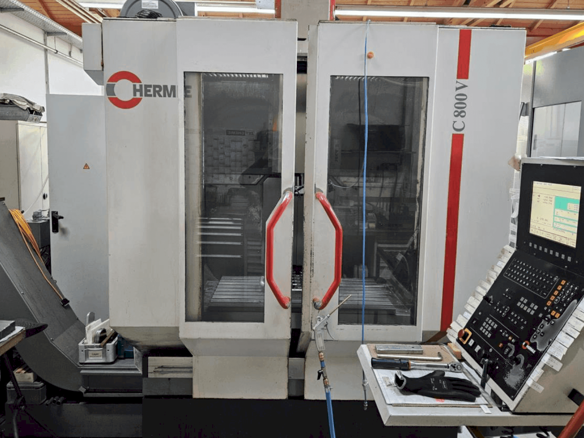 Widok z przodu maszyny HERMLE C 800 V