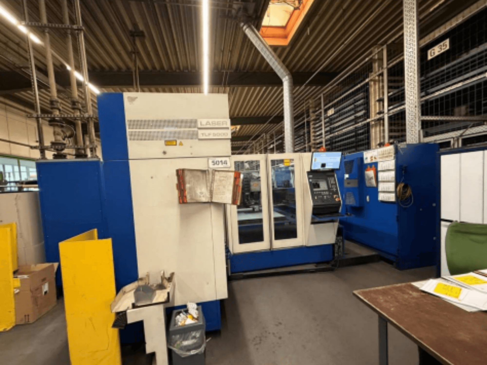 Widok z przodu wycinarki laserowej CO2 TRUMPF Trumatic L 3050, przedstawiający panel sterowania i funkcje operacyjne w warsztacie.