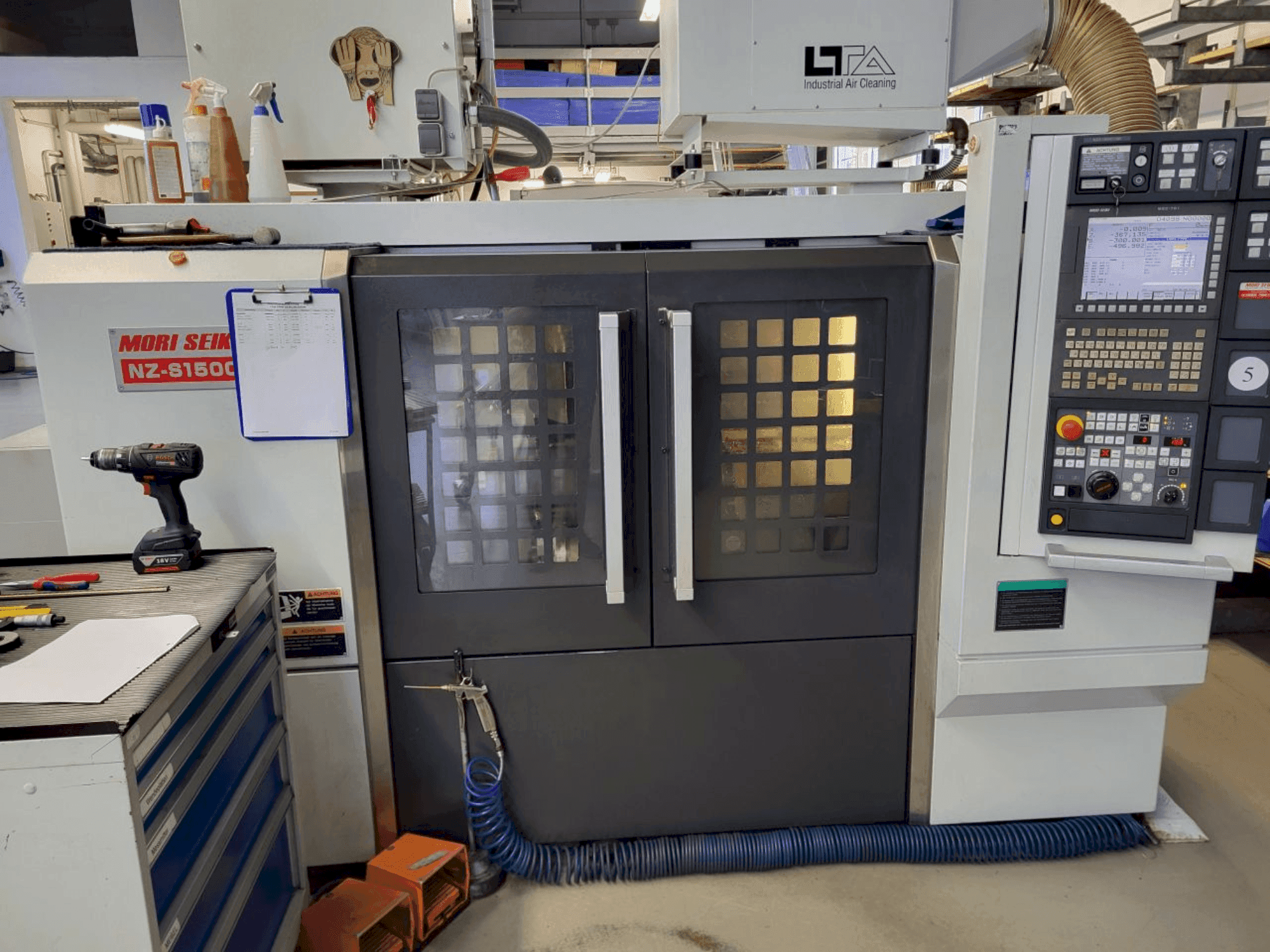 Widok z przodu maszyny MORI SEIKI NZ-S1500