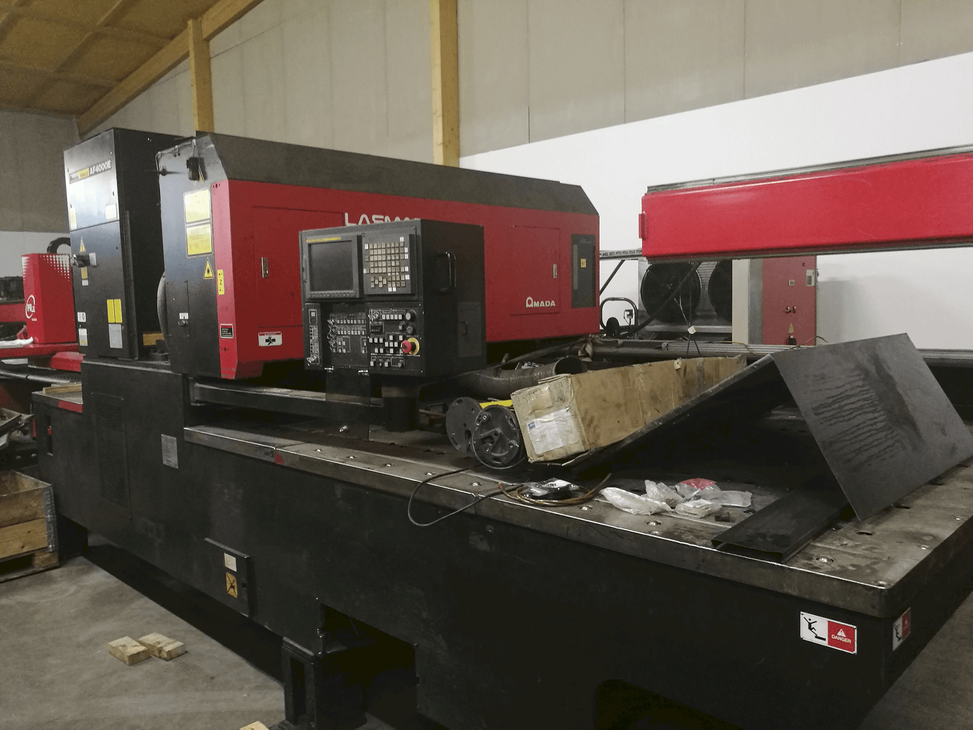 Widok z prawej maszyny AMADA LC 2415 α3
