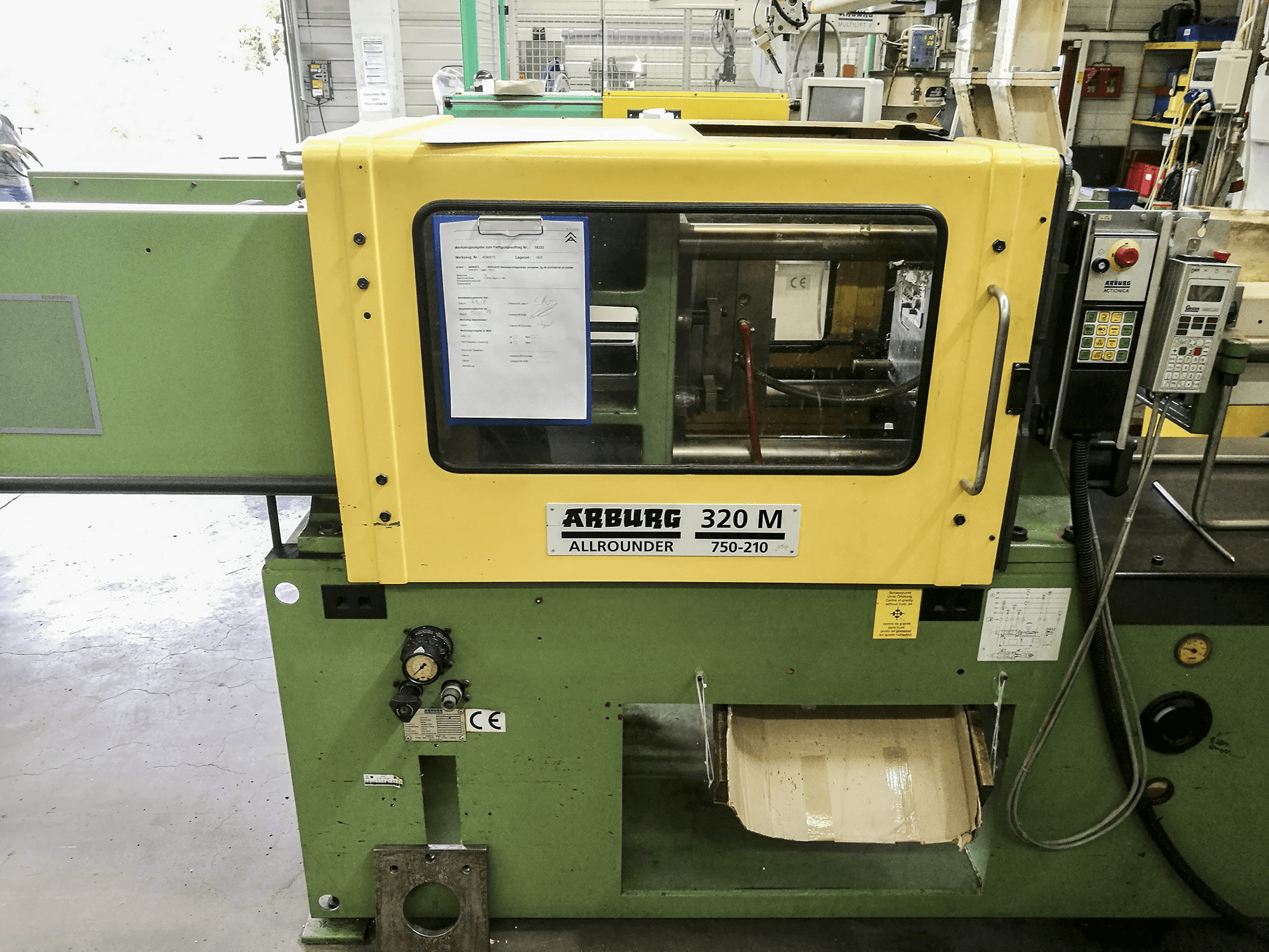Widok z przodu maszyny Arburg 320M 750-210