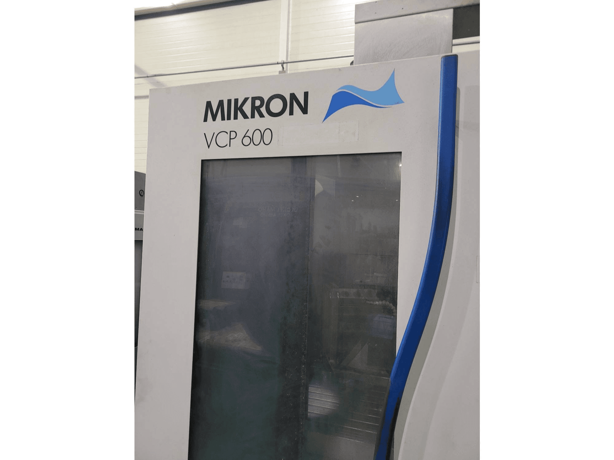 Widok z przodu maszyny MIKRON VCP 600