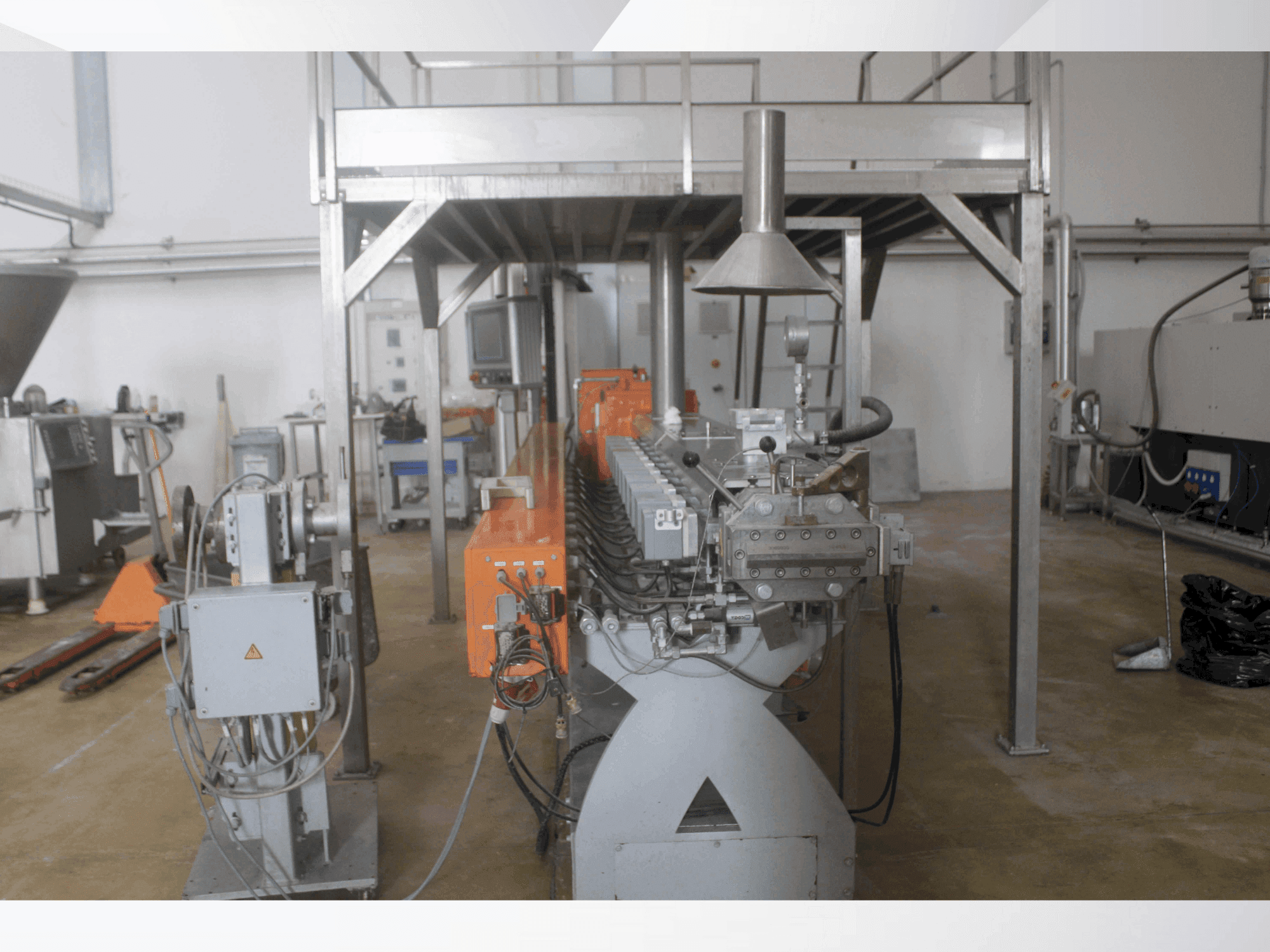 Widok z przodu maszyny Leistritz ZSE60MAXX-48D