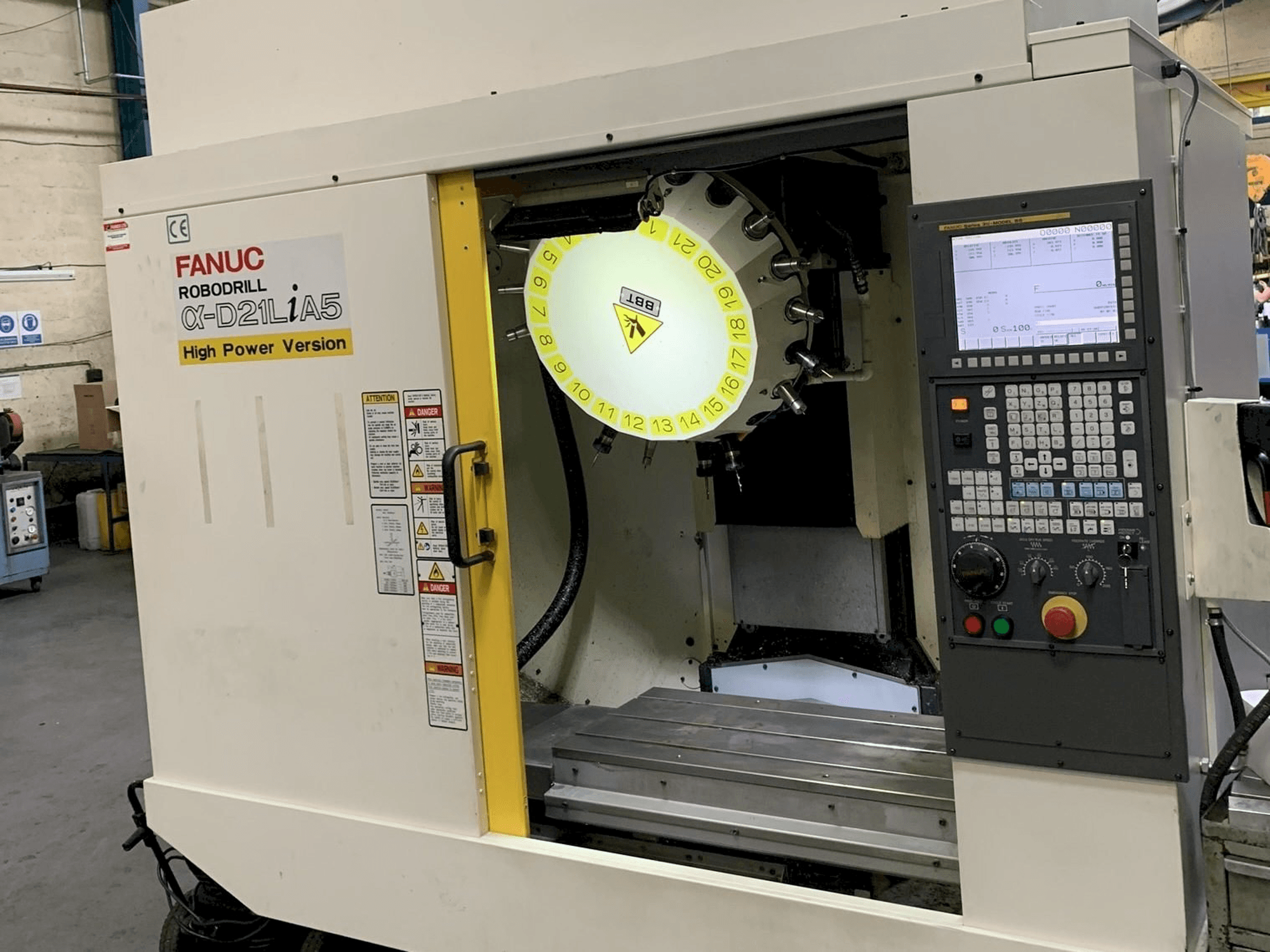 Widok z przodu maszyny FANUC Robodrill Alpha D21LiA5