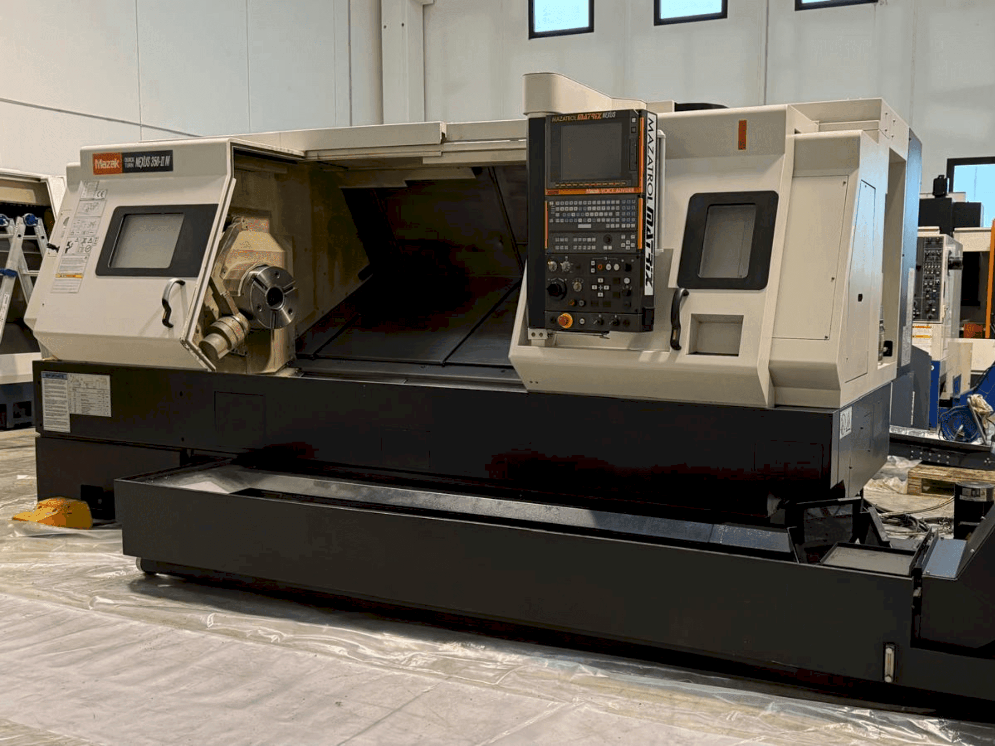 Widok z przodu maszyny Mazak QT Nexus 350 II M