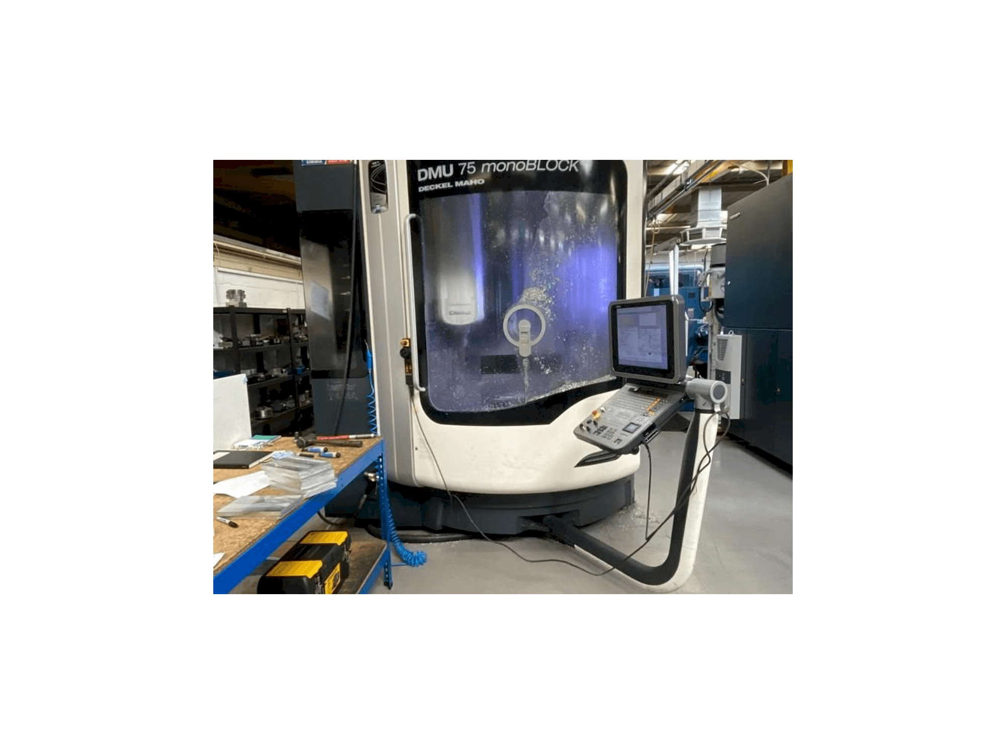 Widok z przodu maszyny DMG MORI DMU75 monoBLOCK