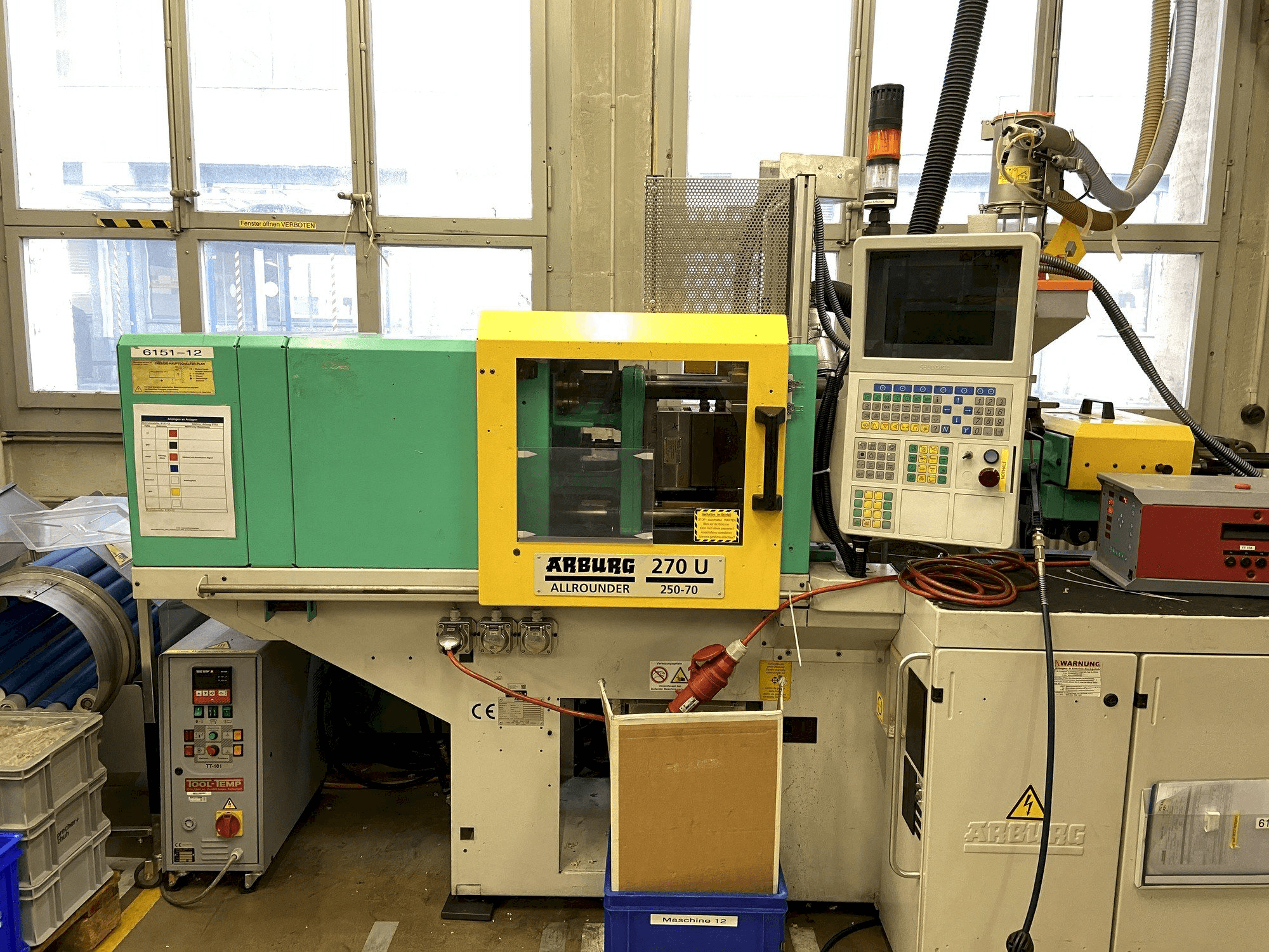 Widok z przodu maszyny Arburg 270 U 250-70