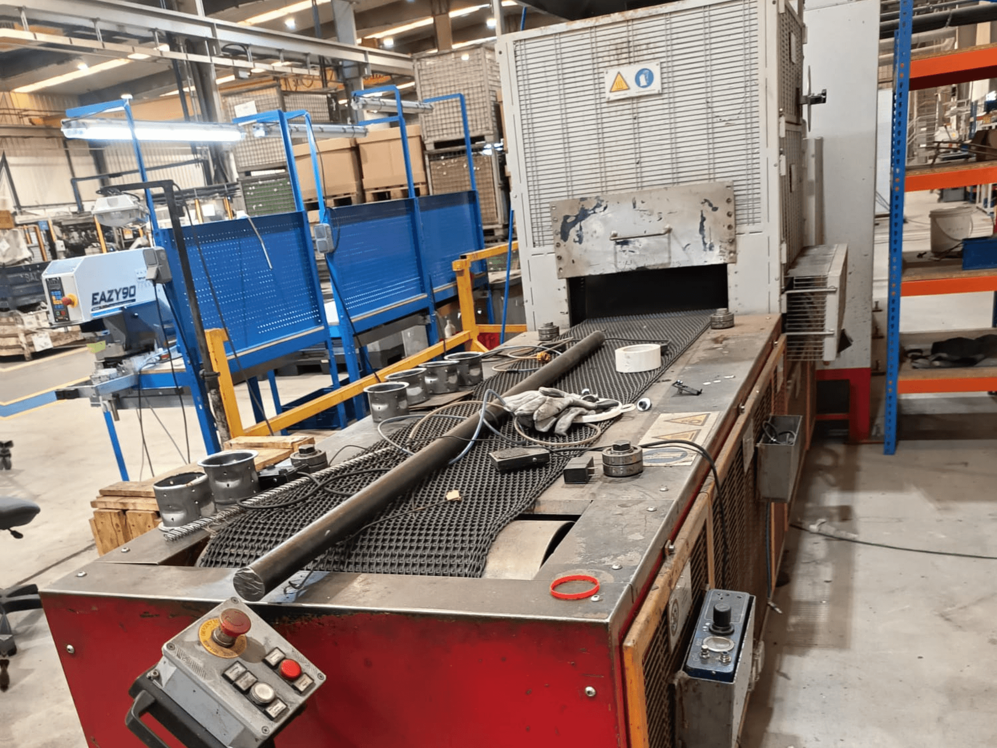 Linia do lutowania SCAME 50-20-350-GI-DR – widok z boku przedstawiający elementy sterujące, pręty metalowe oraz układ stanowiska roboczego w środowisku przemysłowym.