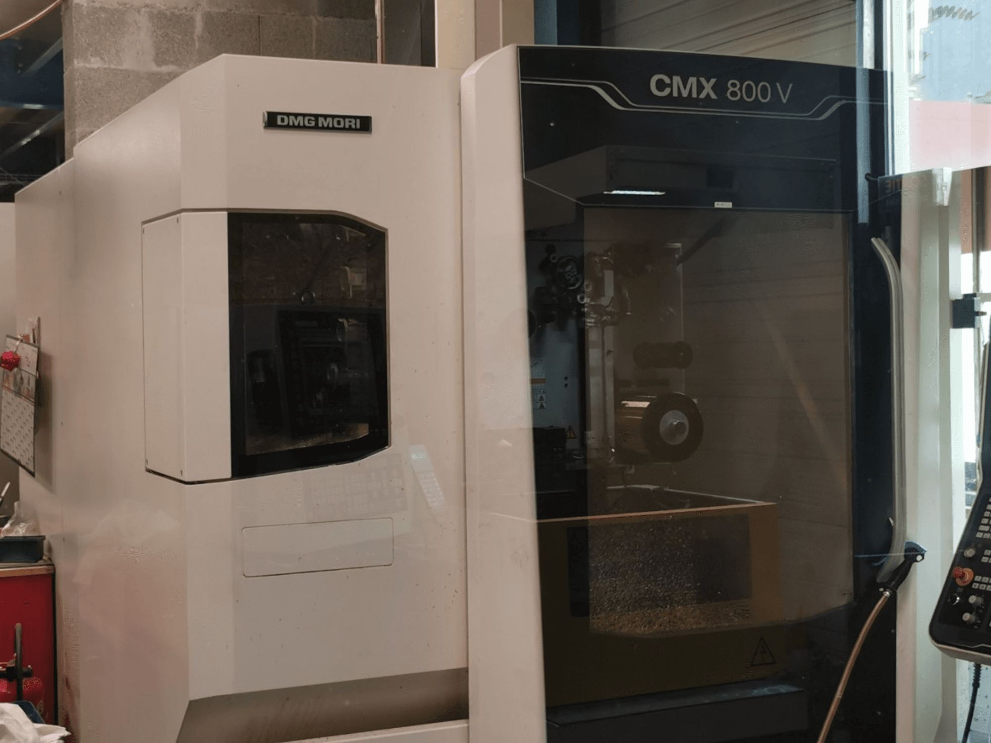 Pionowe centrum obróbcze DMG Mori Seiki CMX 800 V – widok z przodu przedstawiający panel sterowania oraz obszar roboczy z widocznymi narzędziami.
