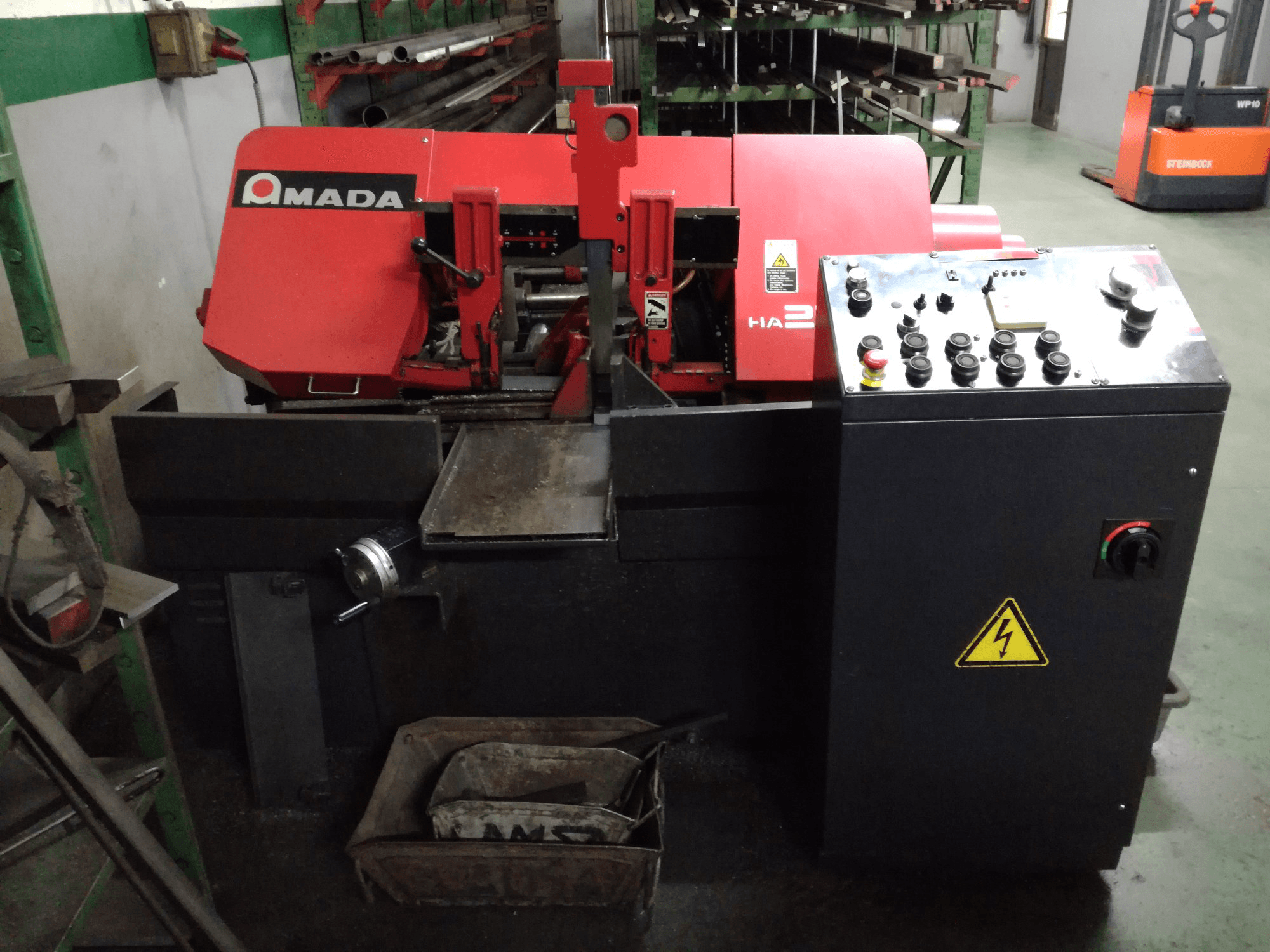 Widok z przodu maszyny AMADA HA-250W