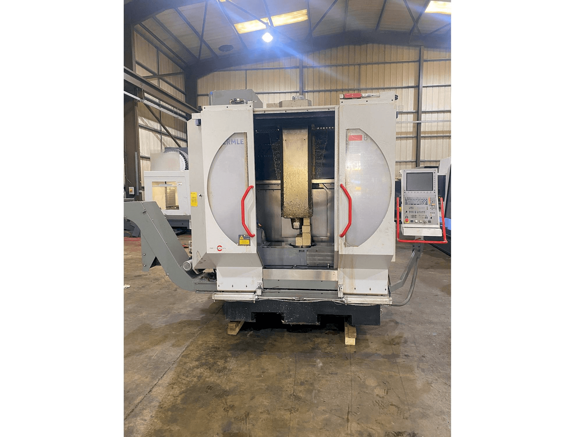 Widok z przodu maszyny HERMLE B 300 U