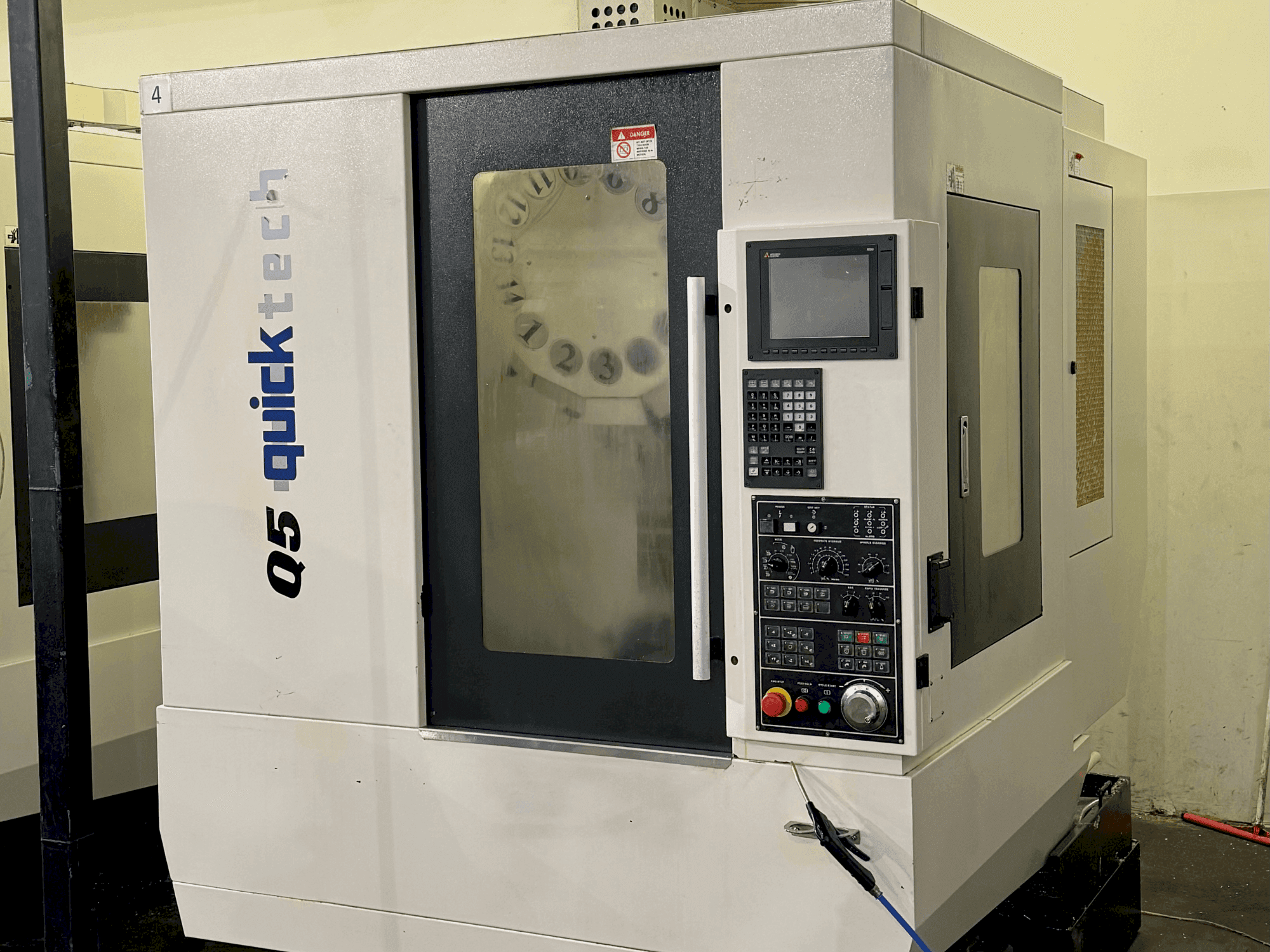 Widok z przodu maszyny Quick-Tech Q5