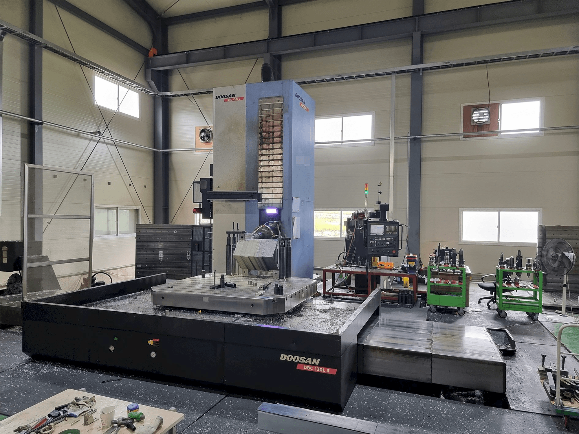 Widok z przodu maszyny Doosan DBC 130L II