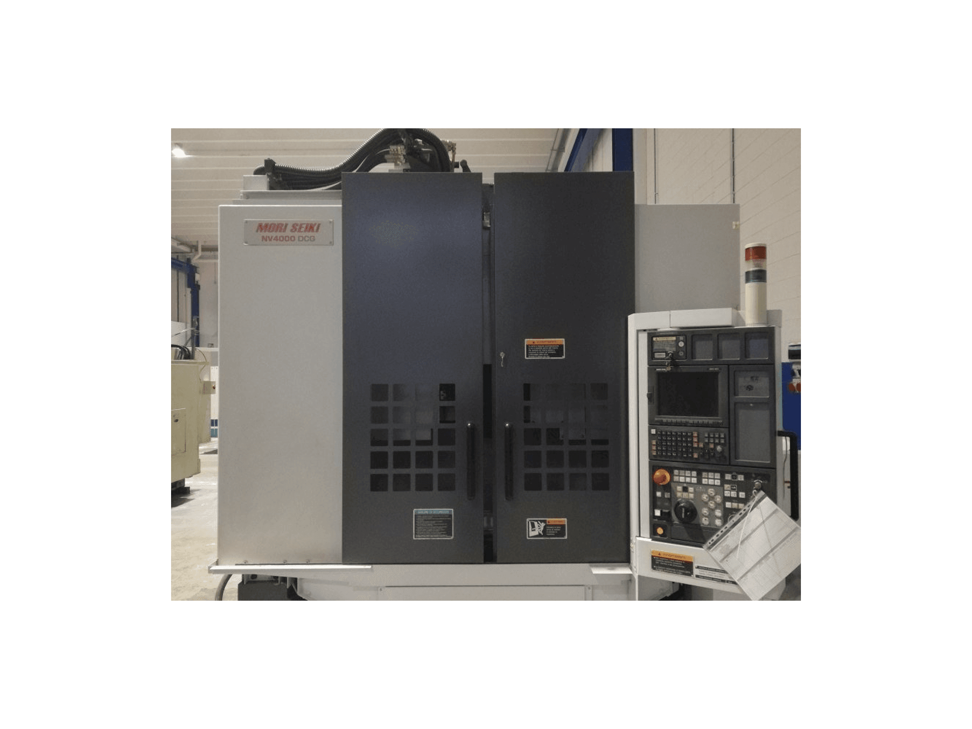Widok z przodu maszyny MORI SEIKI NV 4000 DCG