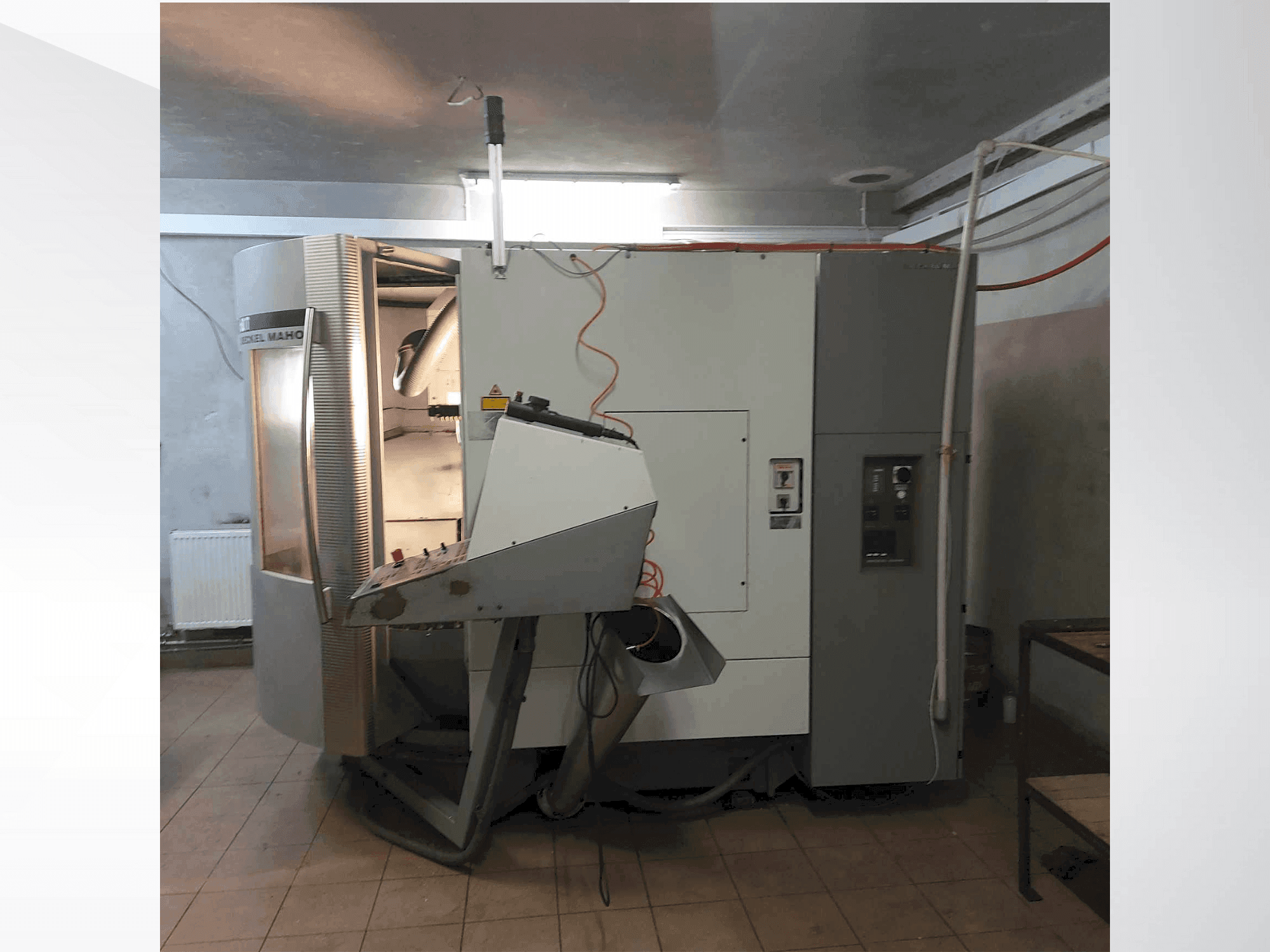 Widok z przodu maszyny DECKEL MAHO DMU 60 T