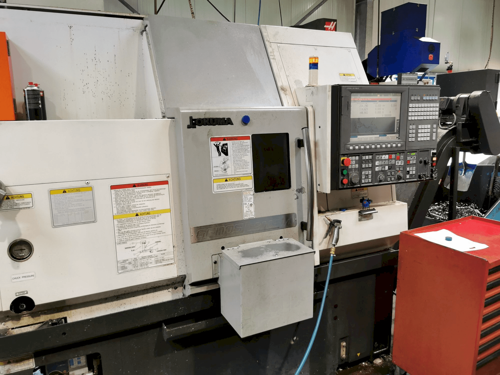 Widok z przodu maszyny Okuma GENOS L200E-MY