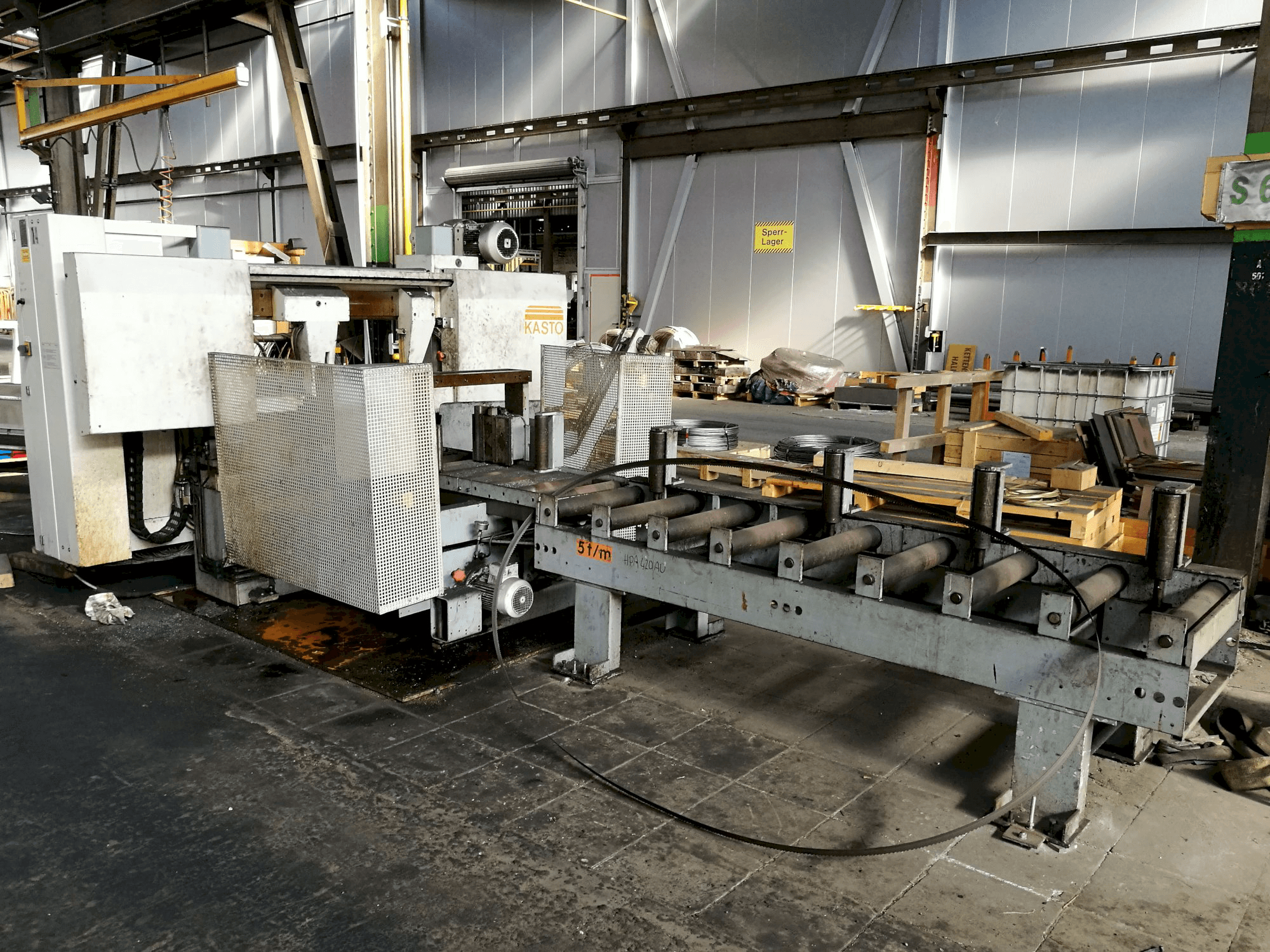 Widok z prawej maszyny KASTO HBA 420 AU