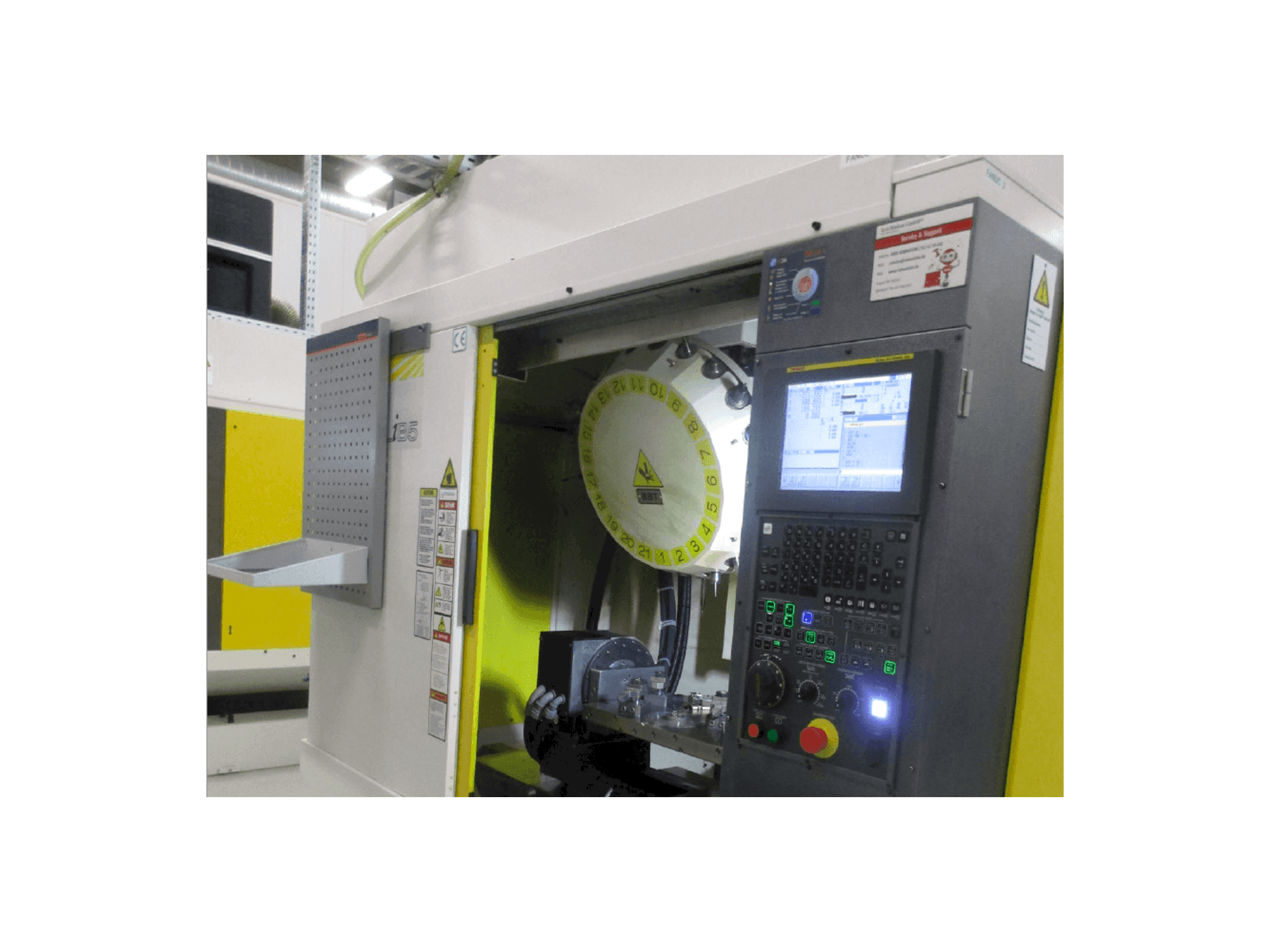Widok z przodu maszyny FANUC ROBODRILL Alpha D21LiB5