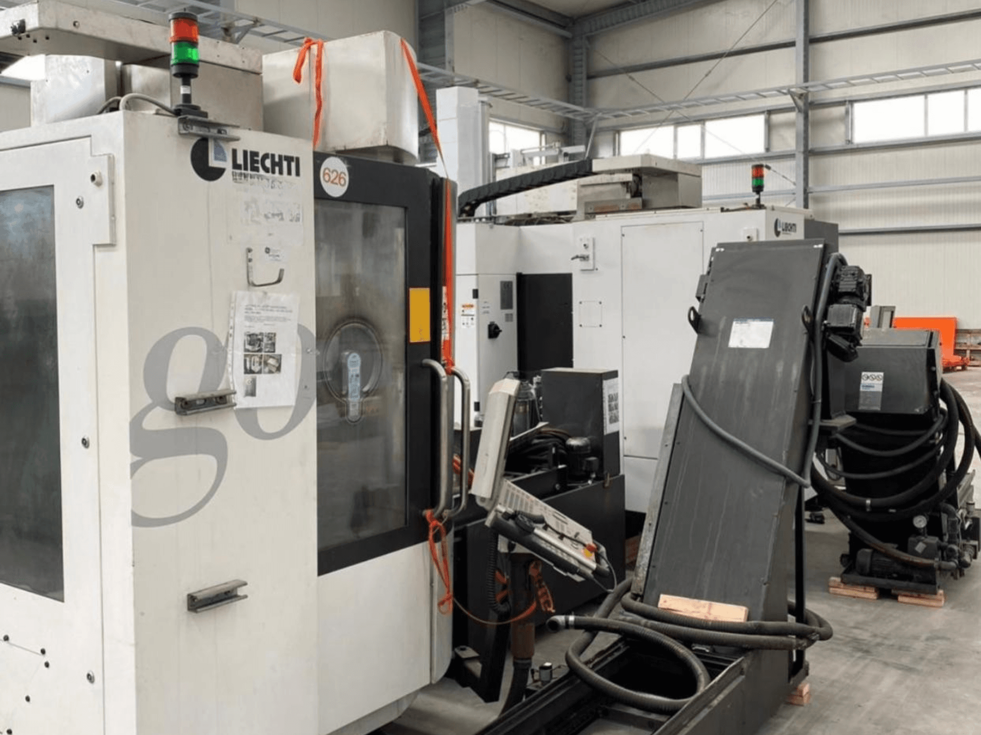 Pionowe centrum obróbcze Liechti go-Mill 350, widok z przodu, z panelem sterowania i pochylonym uchwytem części.