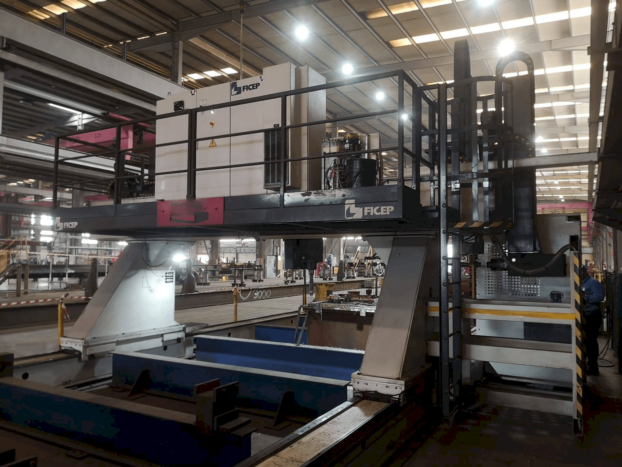 Widok z przodu maszyny FICEP 3003/12 GDD