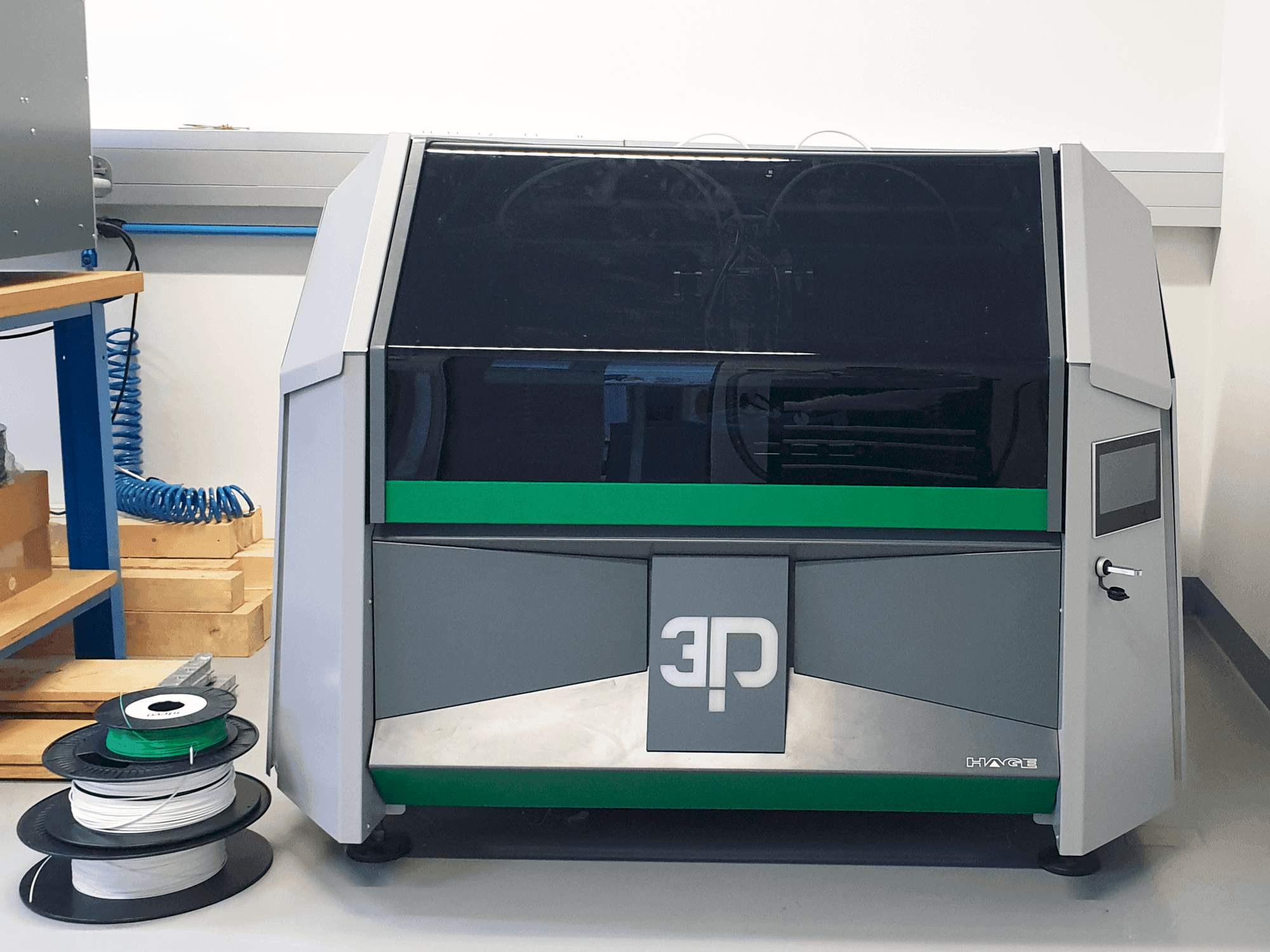 Widok z przodu maszyny HAGE 3D 140 L-B