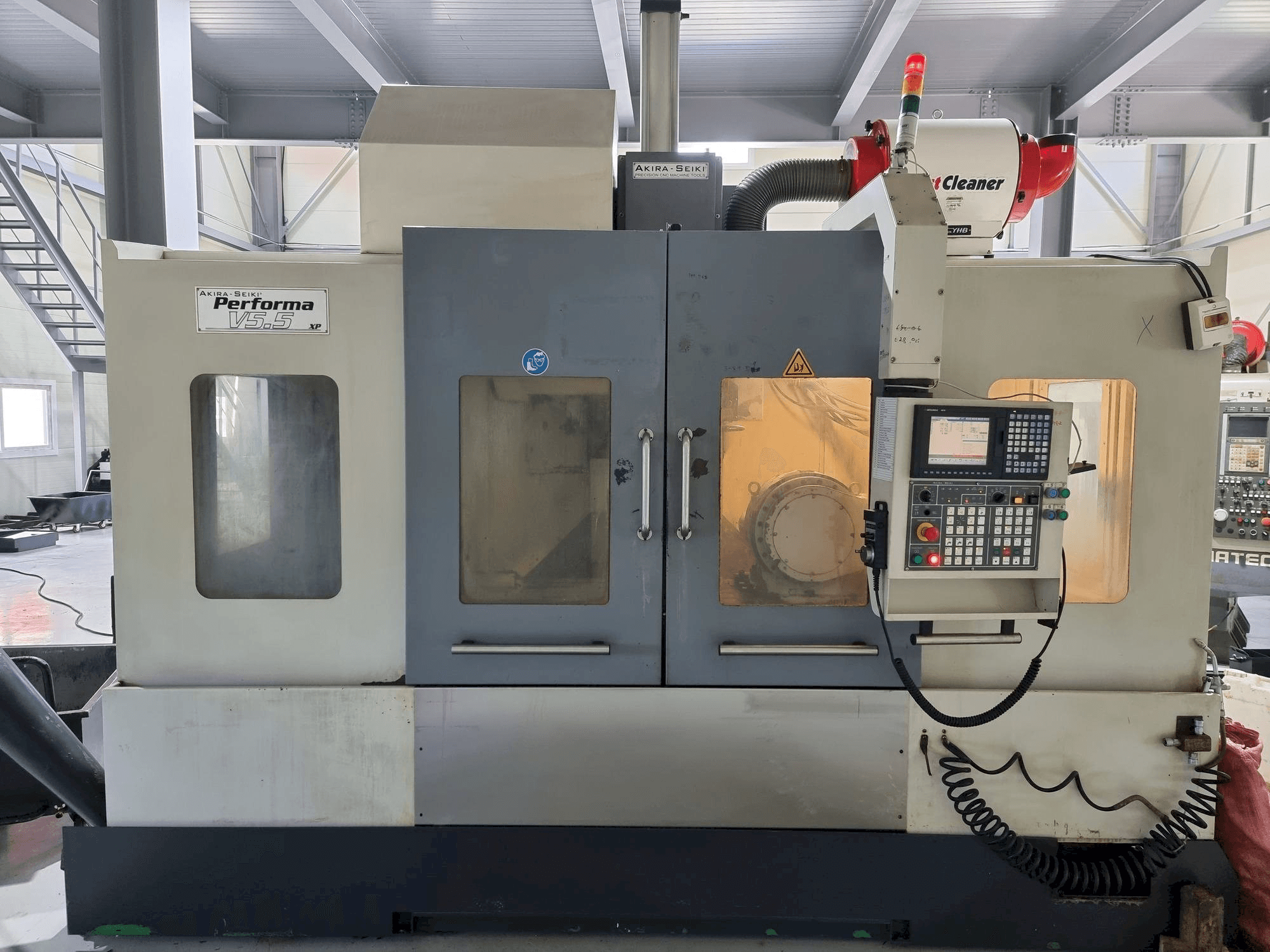 Widok z przodu maszyny Akira Seiki V5.5