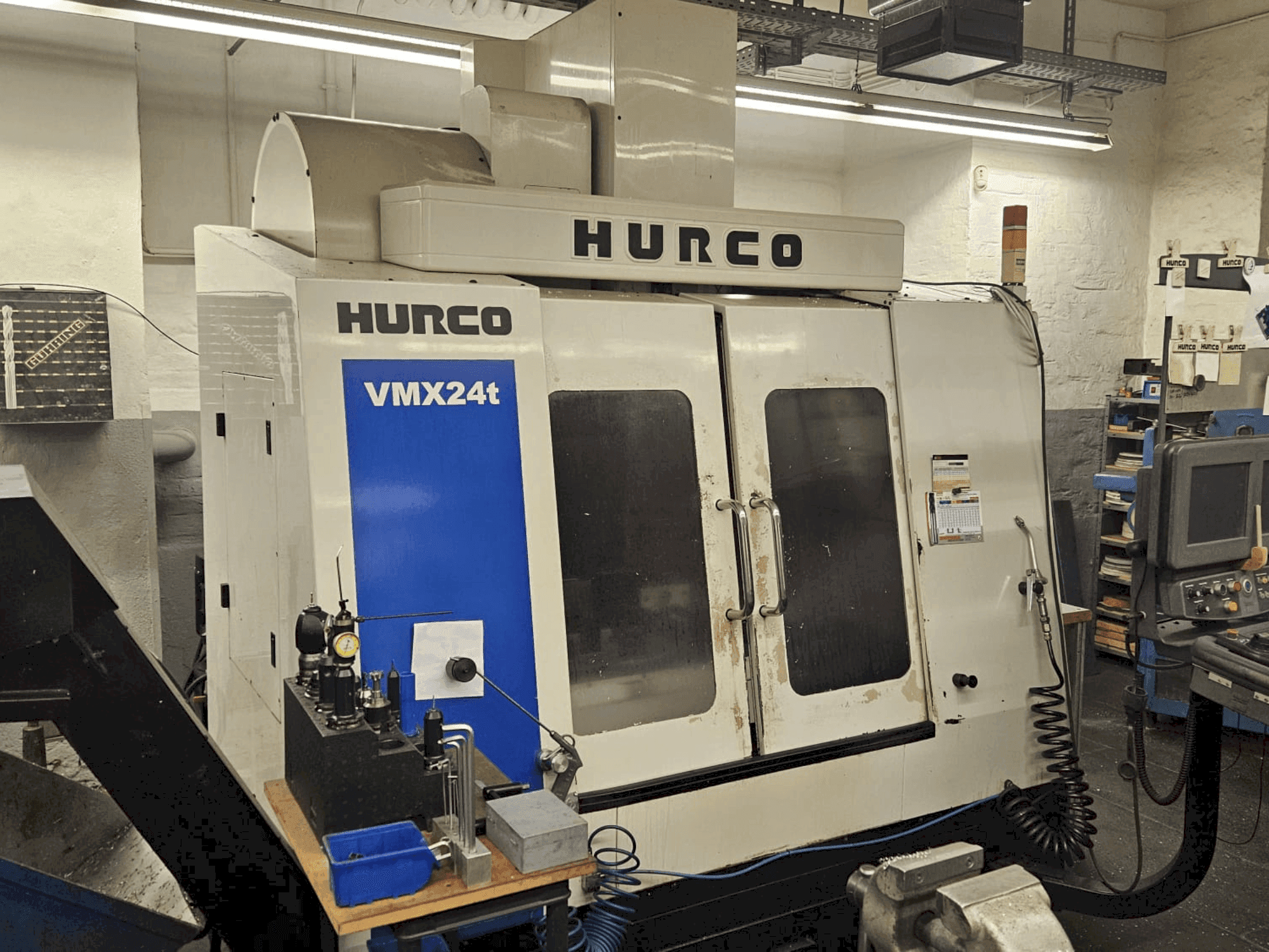 Widok z przodu maszyny Hurco VMX 24t