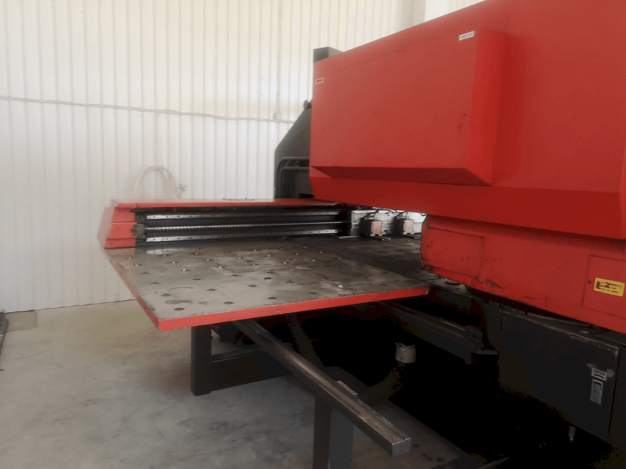 Widok z przodu maszyny AMADA