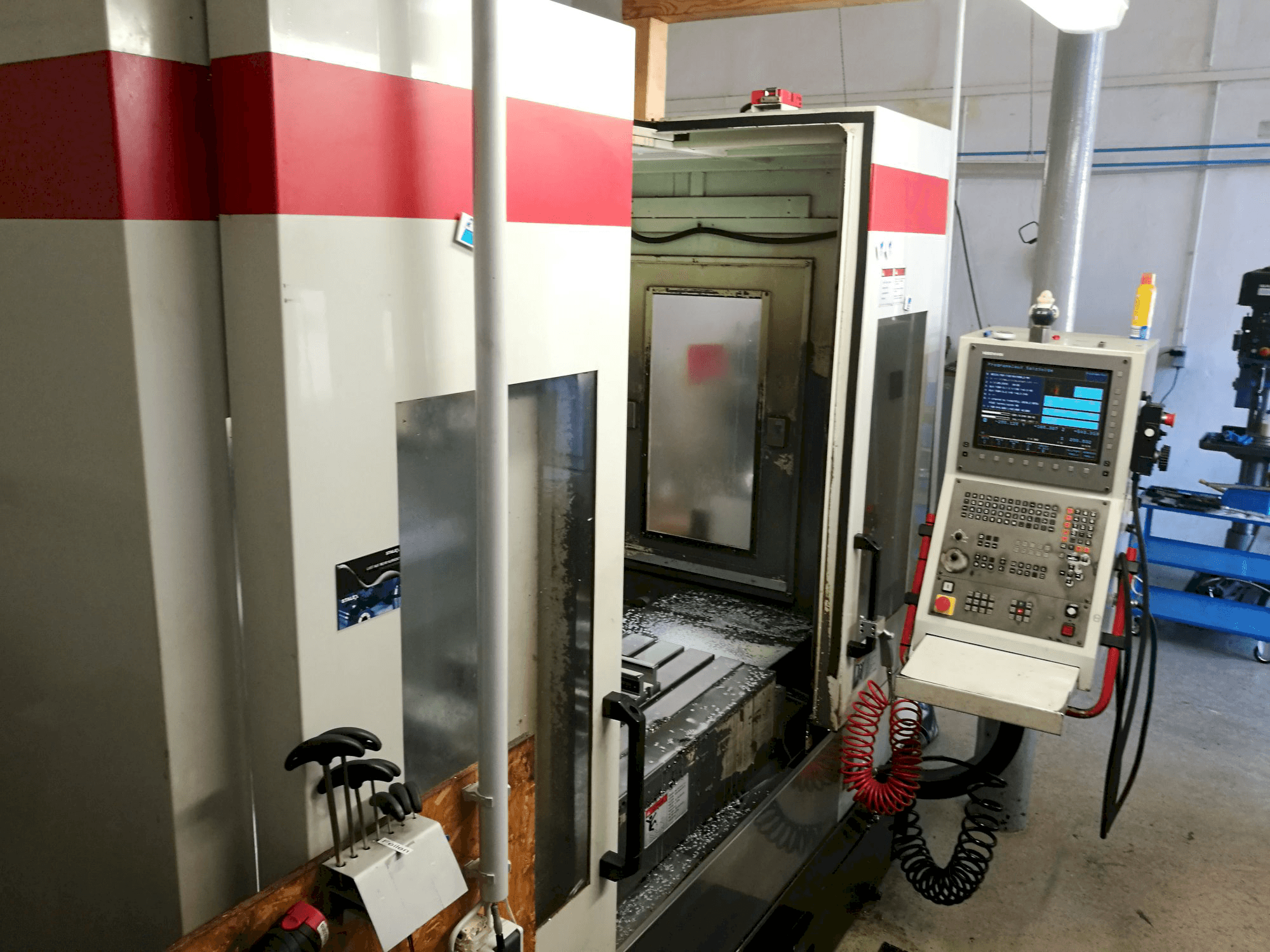 Widok z lewej maszyny Quaser MV 204 II E