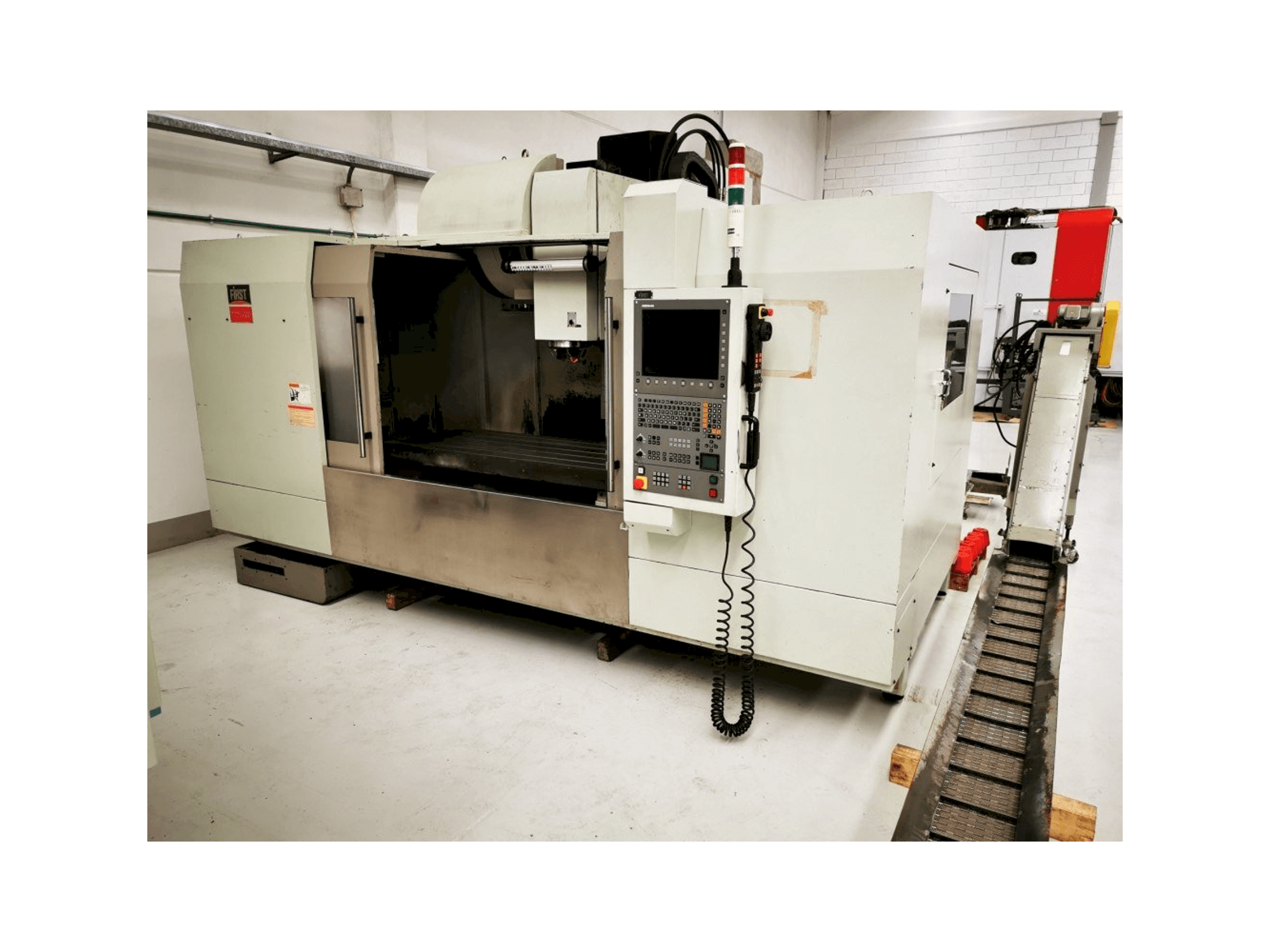 Widok z przodu maszyny FIRST MCV 1500