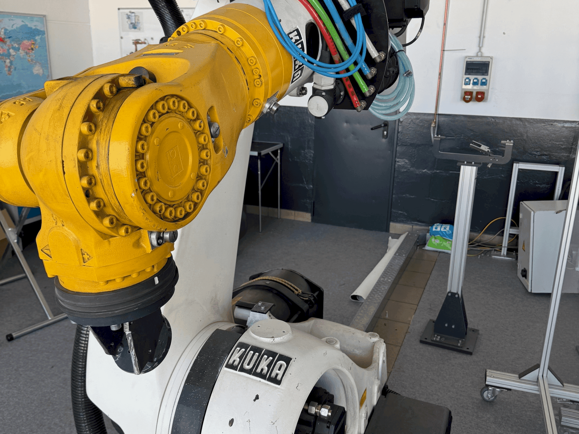 Widok z przodu maszyny KUKA KR210 2000-2