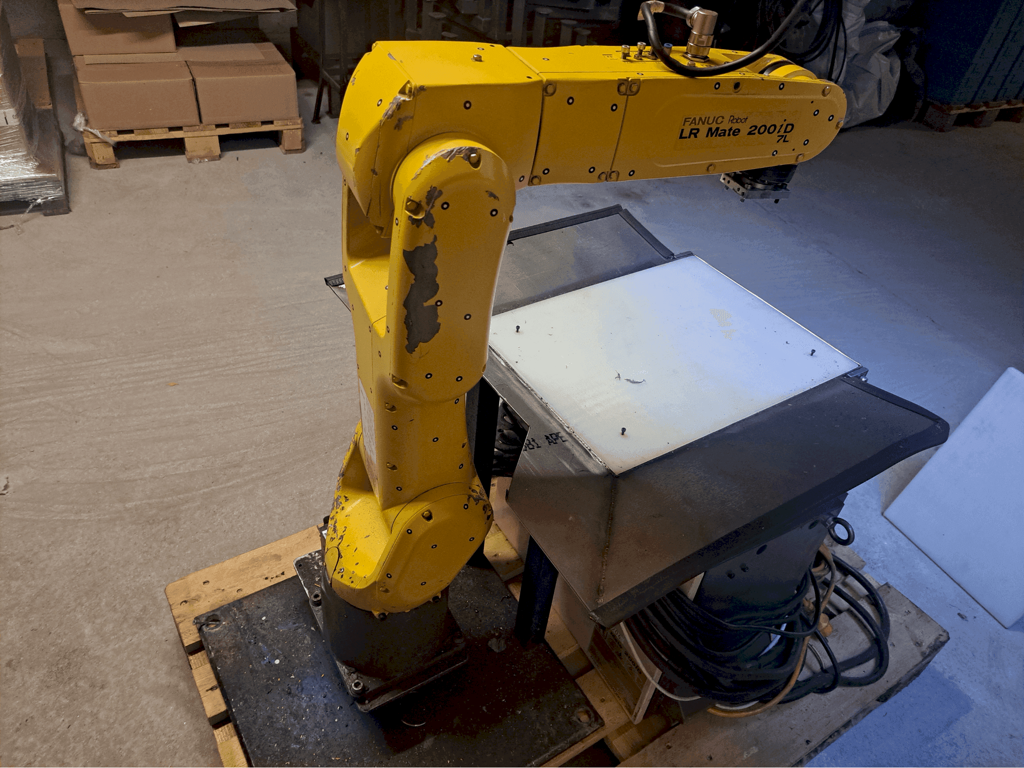 Widok z przodu maszyny FANUC LR Mate 200iD/7L