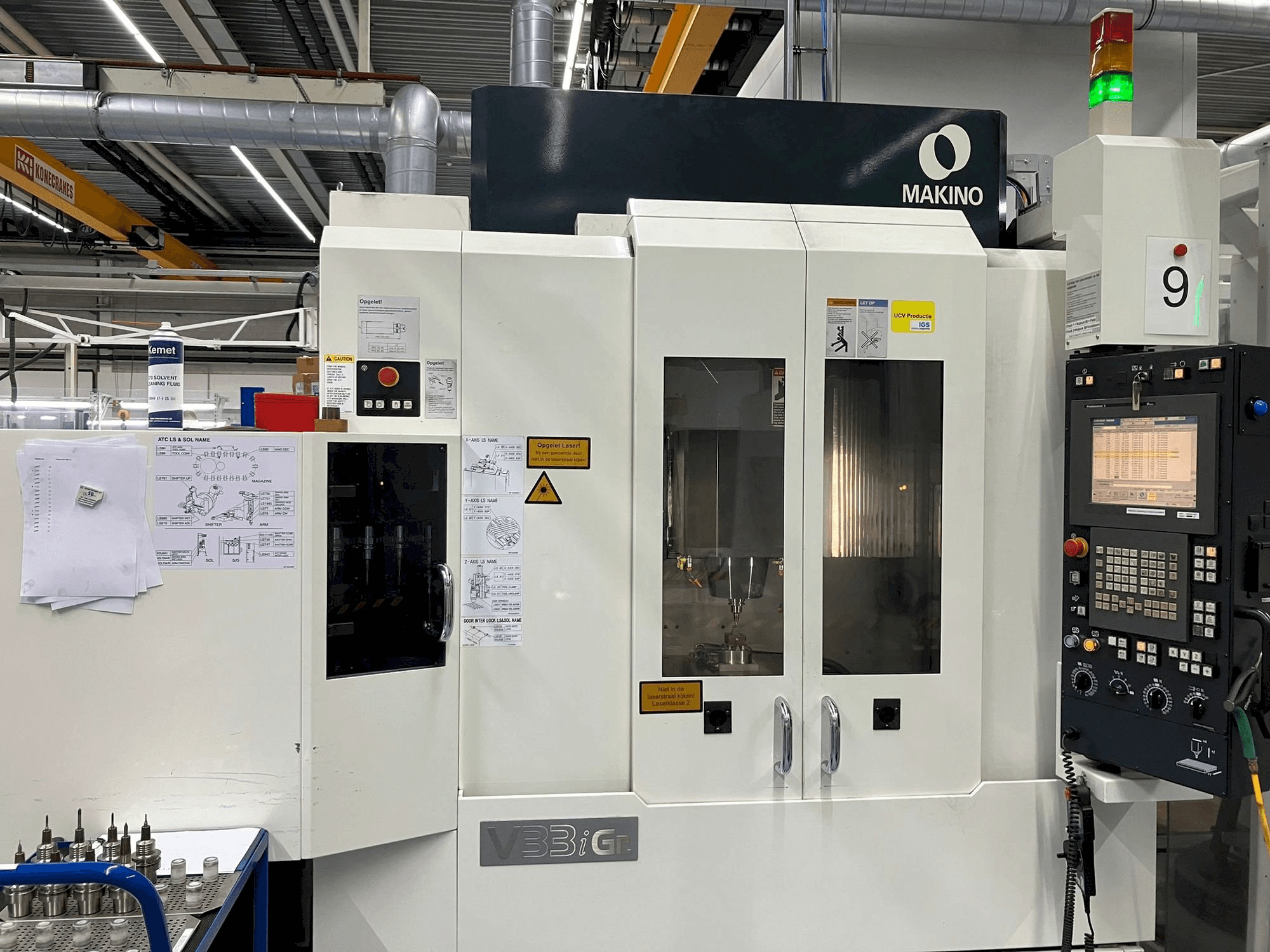 Widok z przodu maszyny Makino V33i Graphite