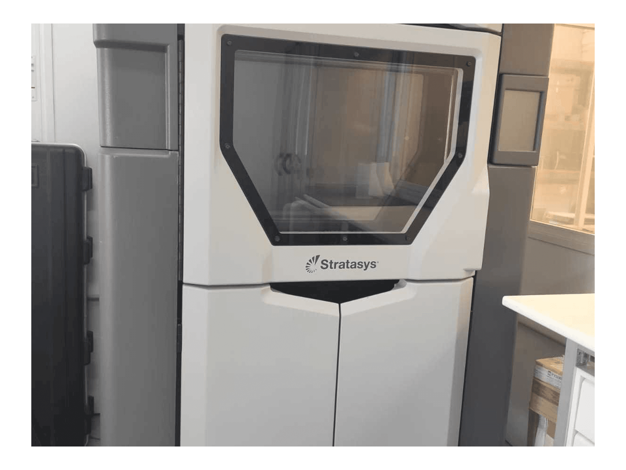 Widok z przodu maszyny Stratasys Fortus 450MC