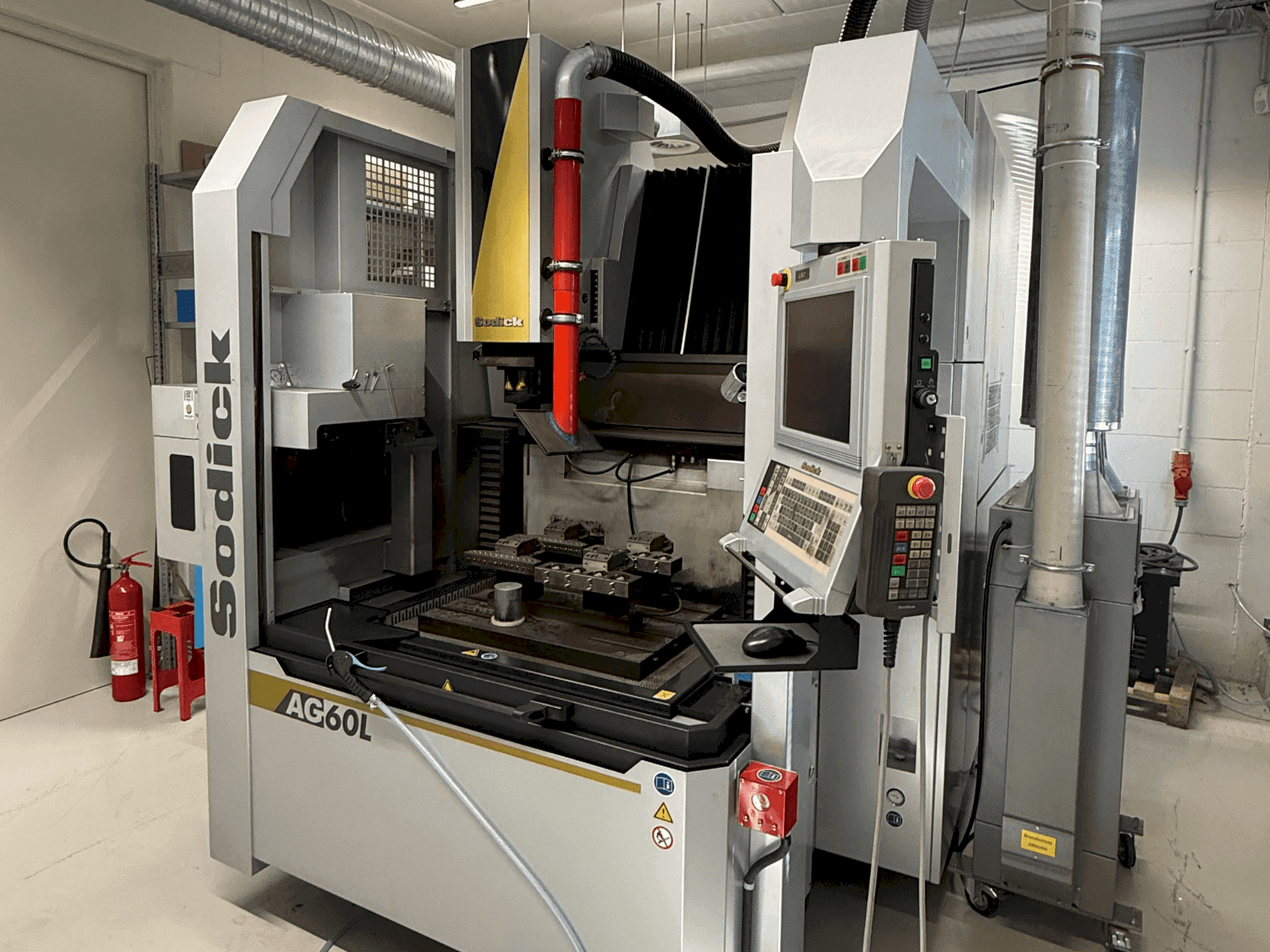 Widok z przodu maszyny Sodick AG60L