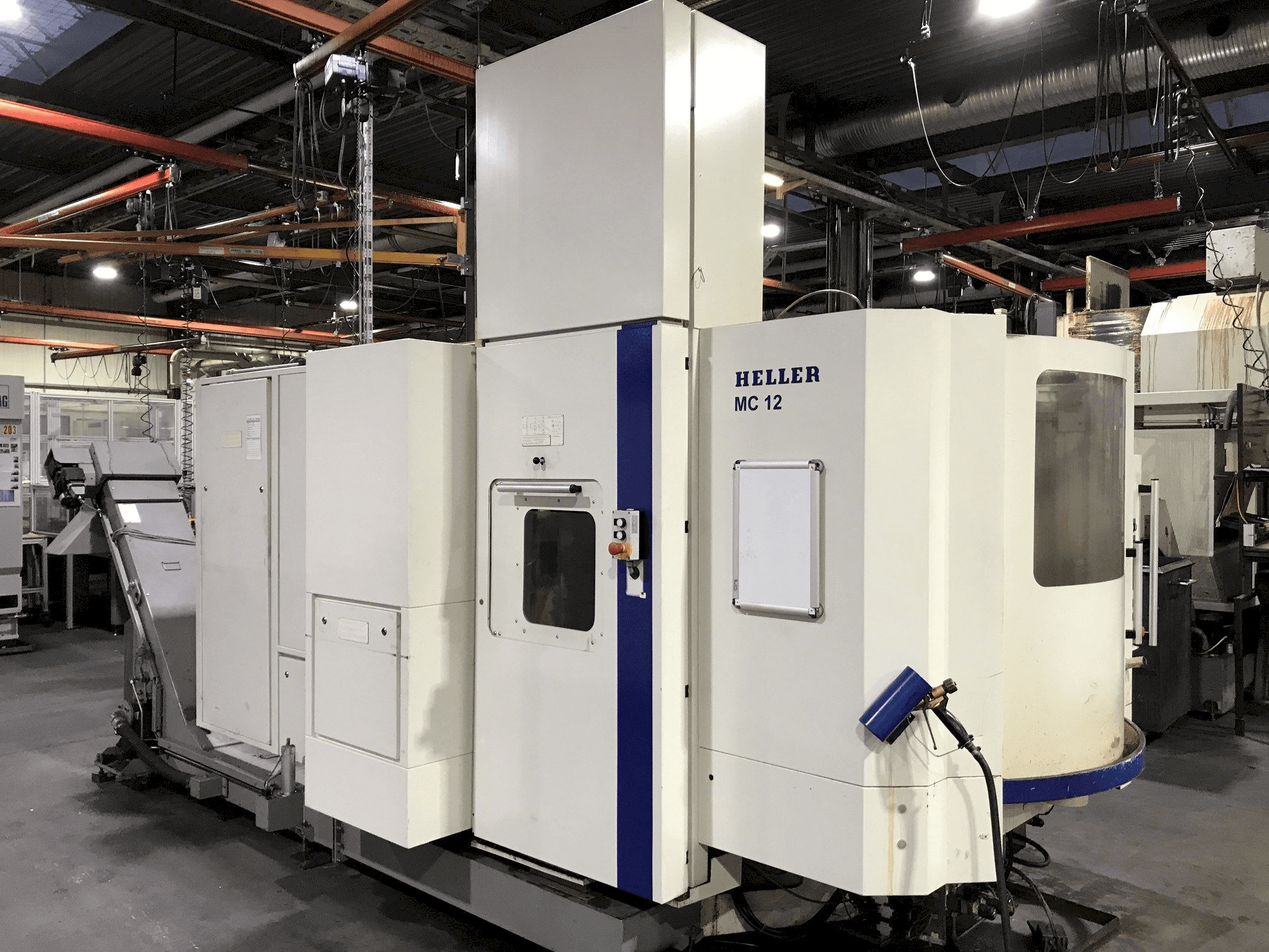 Widok z przodu maszyny HELLER MC 12