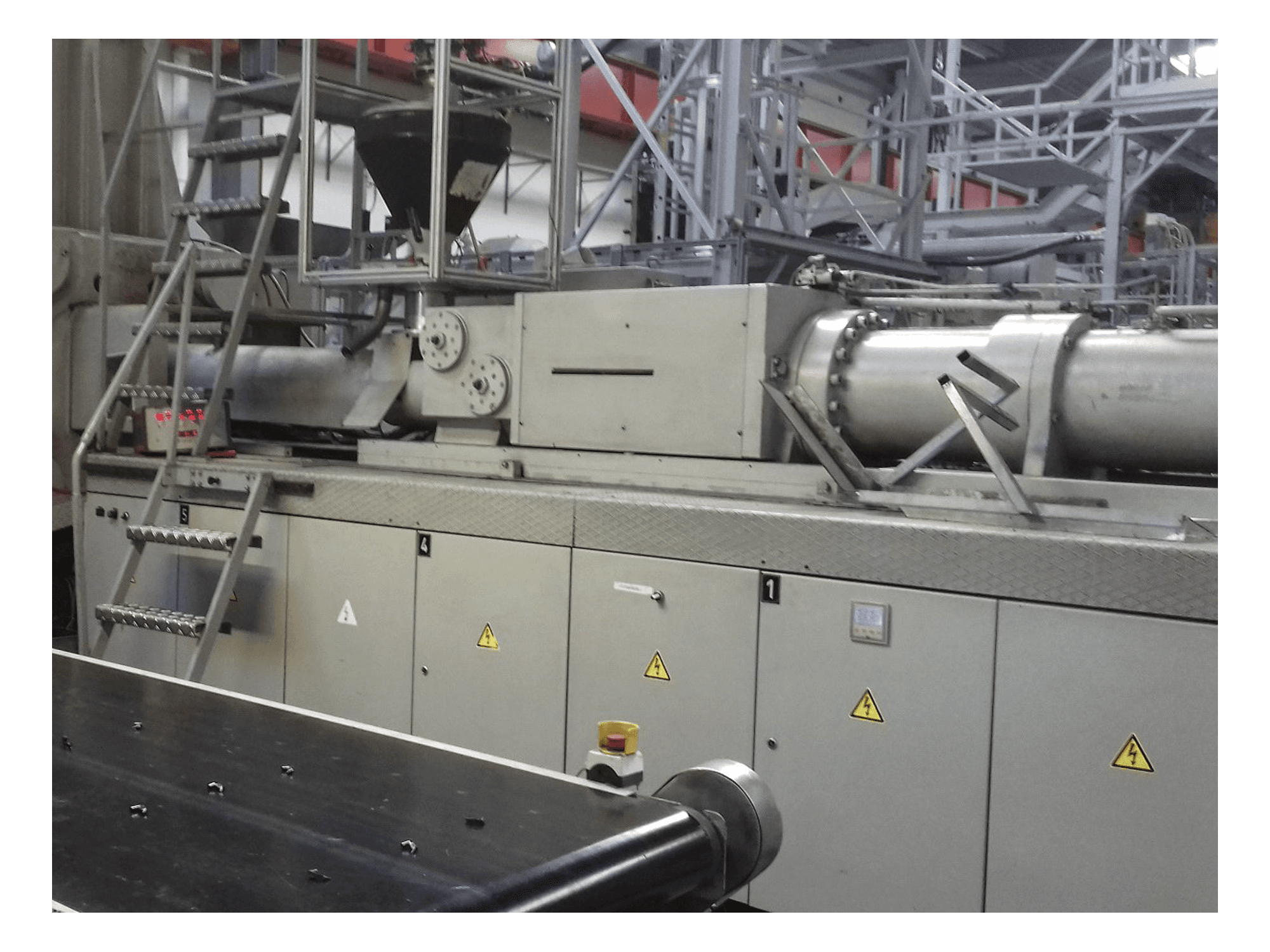 Widok prawej strony maszyny Krauss Maffei 650-4350 BM