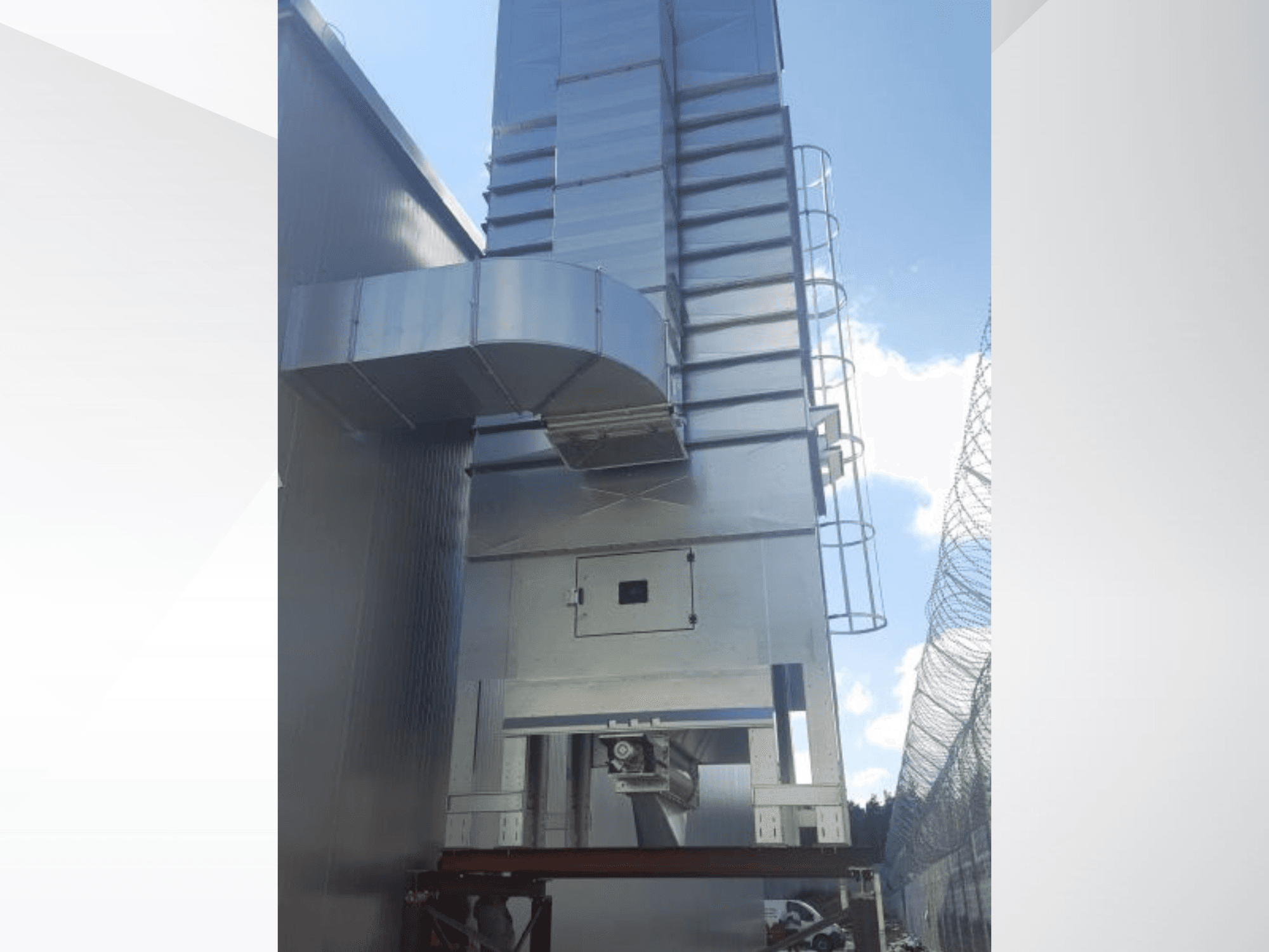 Maszyna do drewna NAWARA RUBIN 2030, widok z boku przedstawiający metalową konstrukcję i kanały na tle błękitnego nieba.