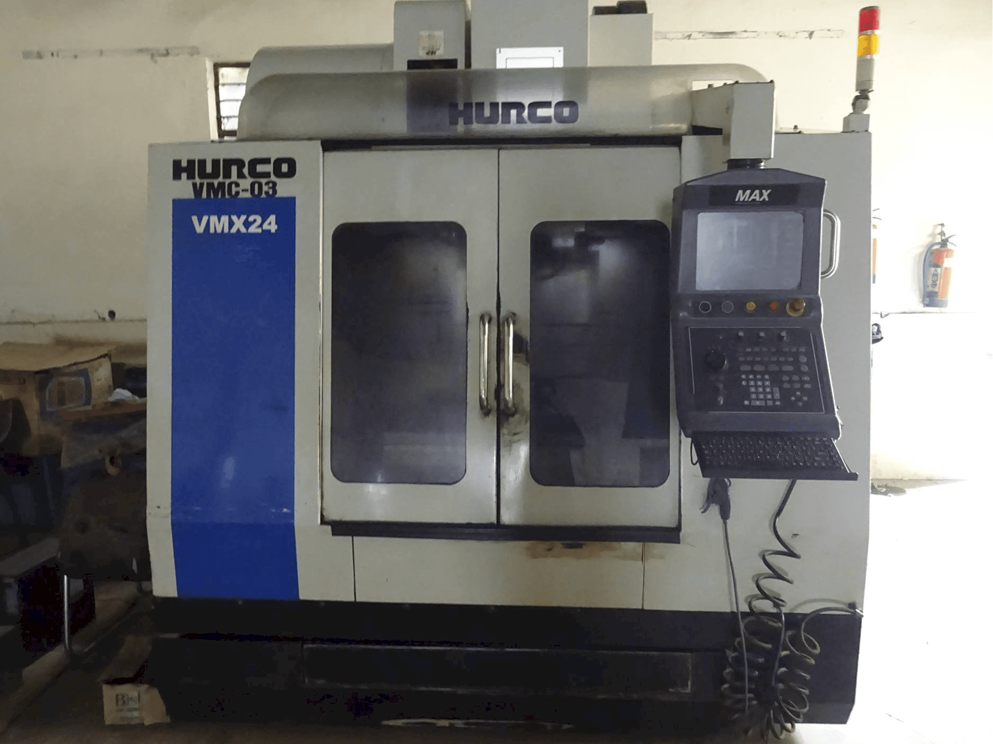 Widok z przodu maszyny Hurco VMX24