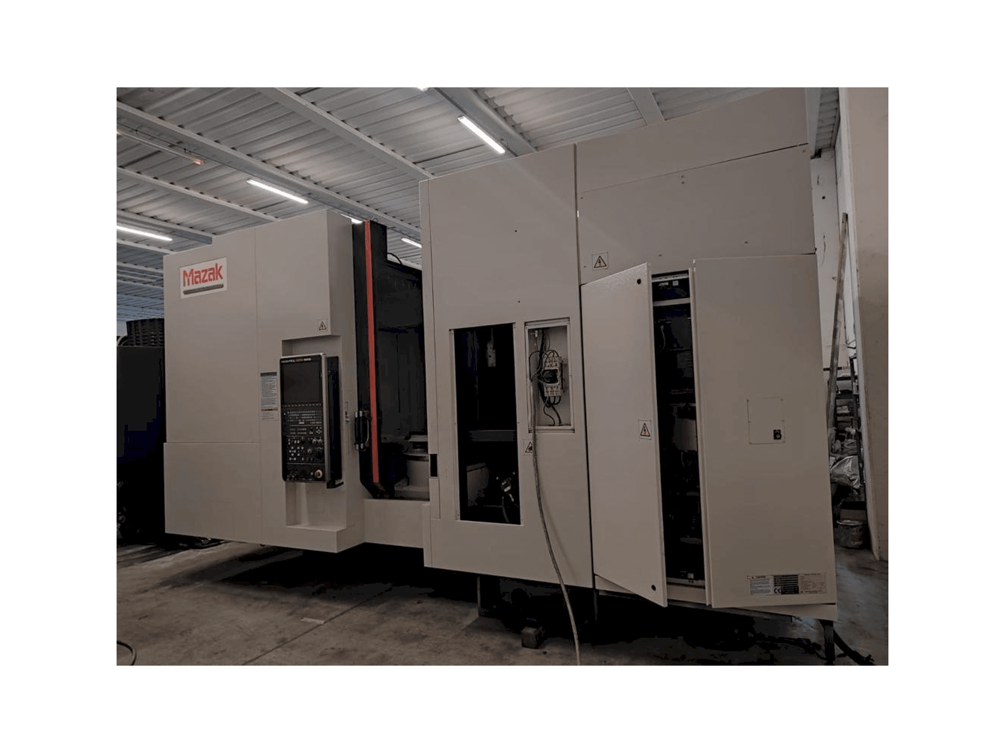 Widok z przodu maszyny Mazak HCN 6000