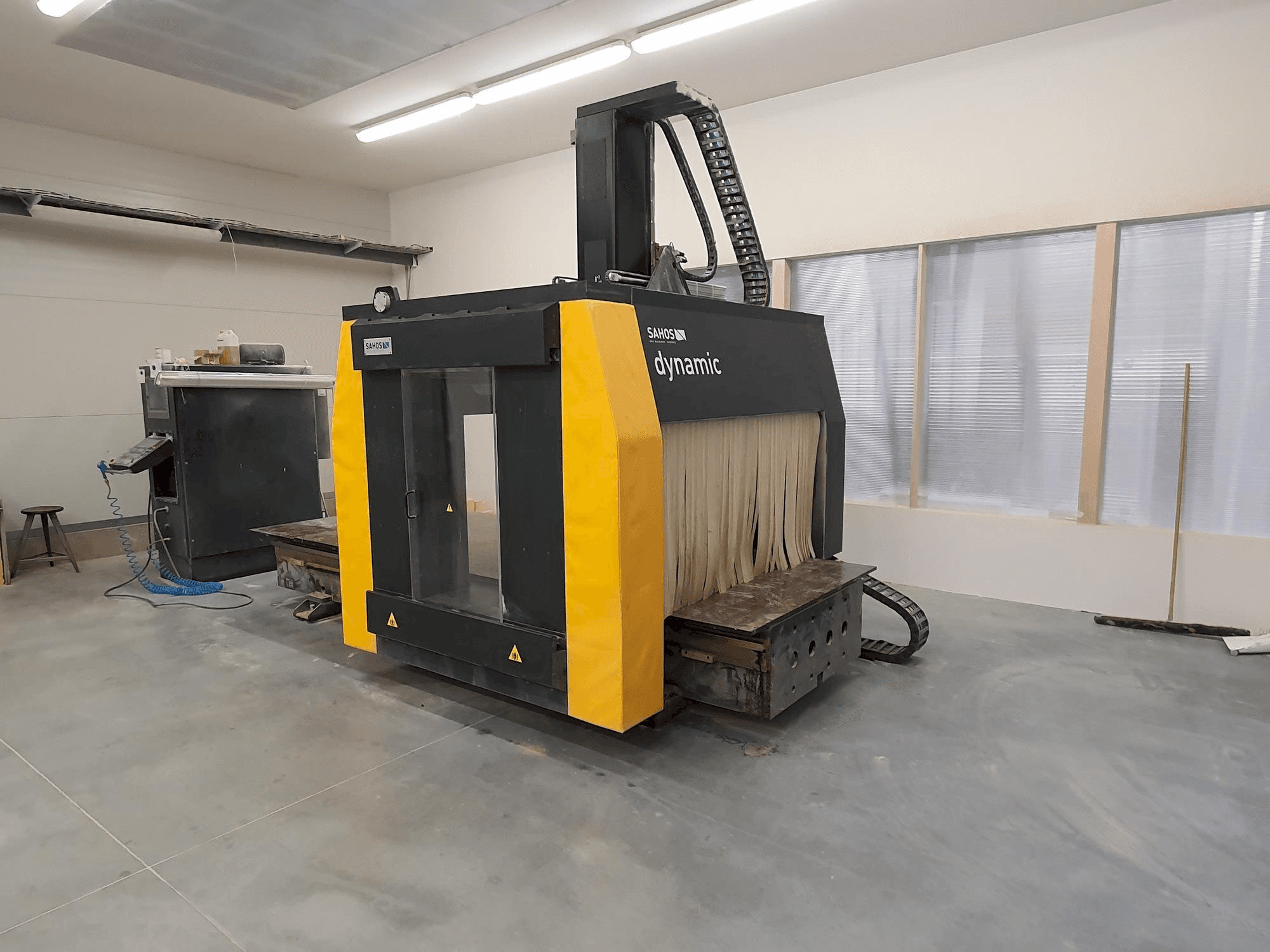 Widok z przodu maszyny Sahos Dynamic FC 3000 CNC 5X