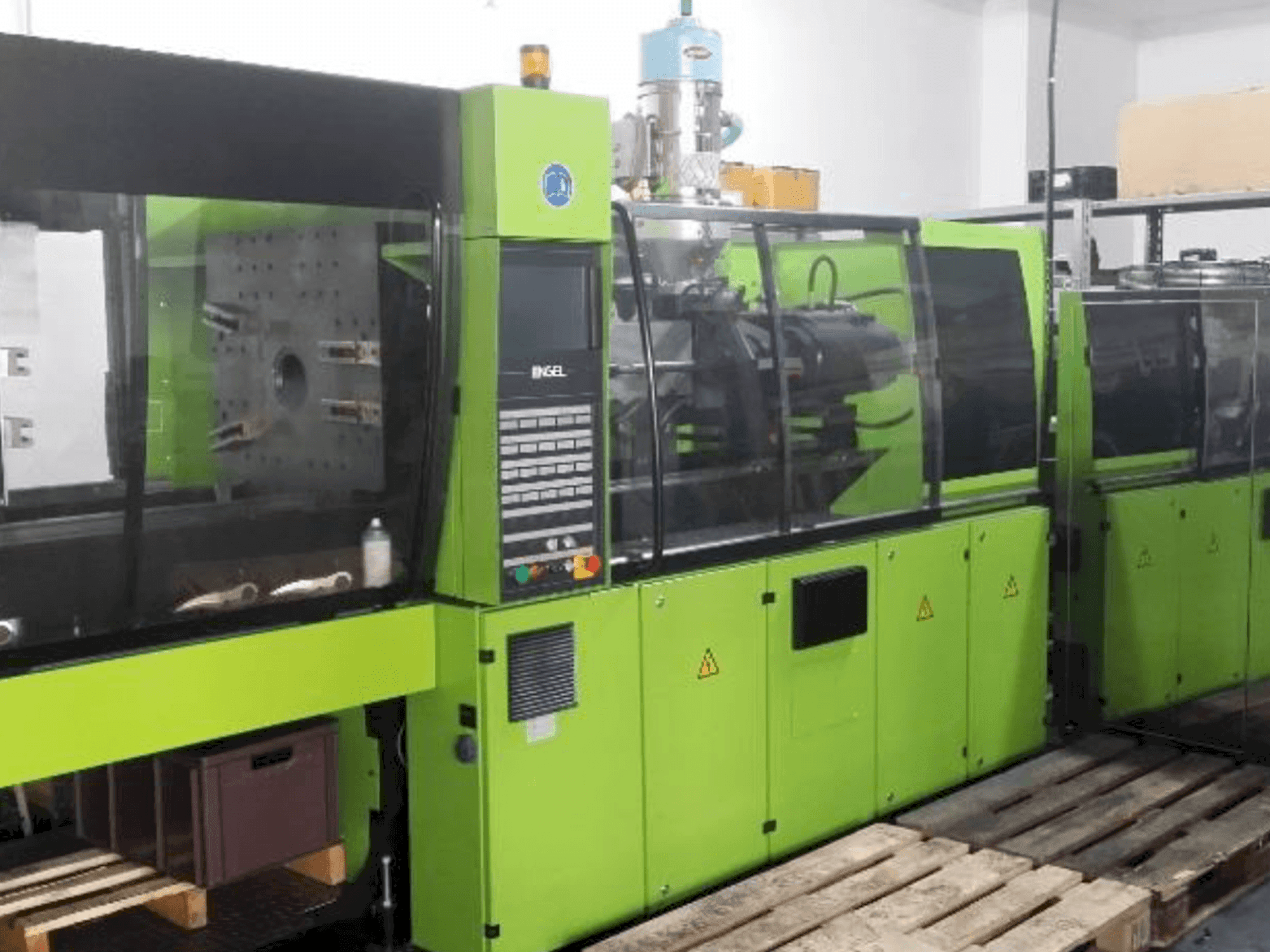 Widok z przodu maszyny ENGEL VC 750/150