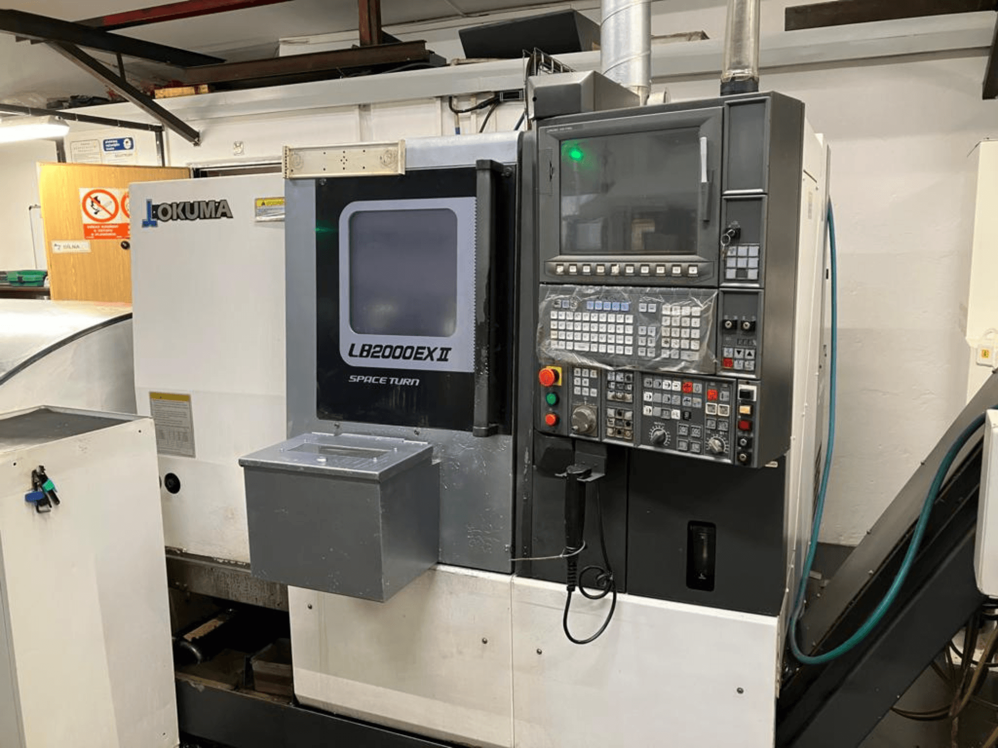 Okuma LB2000EXII MC tokarka pozioma, widok z przodu z panelem sterowania i funkcjami operacyjnymi.
