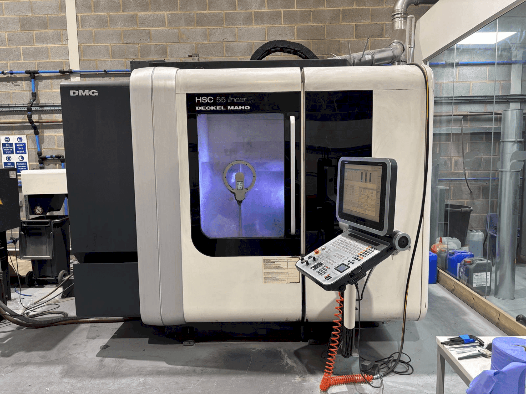Widok z przodu maszyny DMG DECKEL MAHO HSC 55 linear