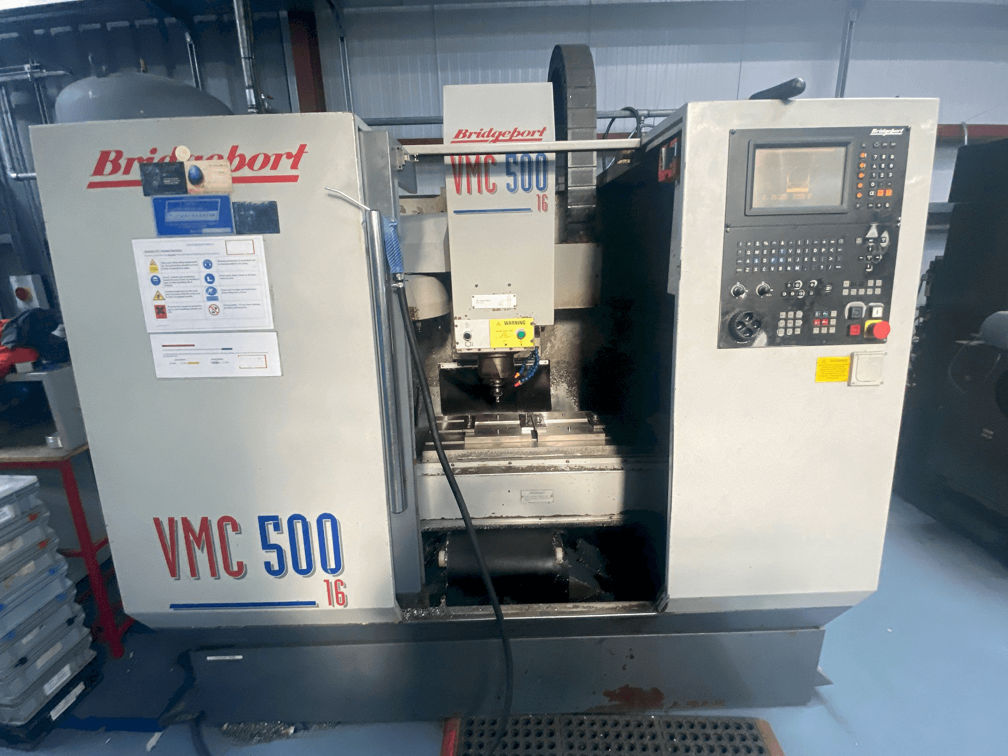 Widok z przodu maszyny Bridgeport VMC 500/16