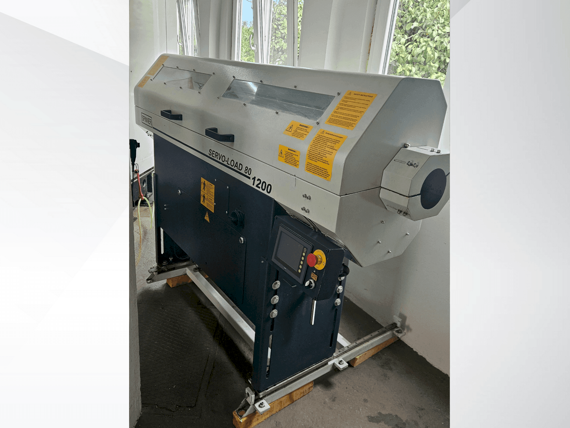 Widok z przodu maszyny SPINNER SERVO-LOAD 80-1200