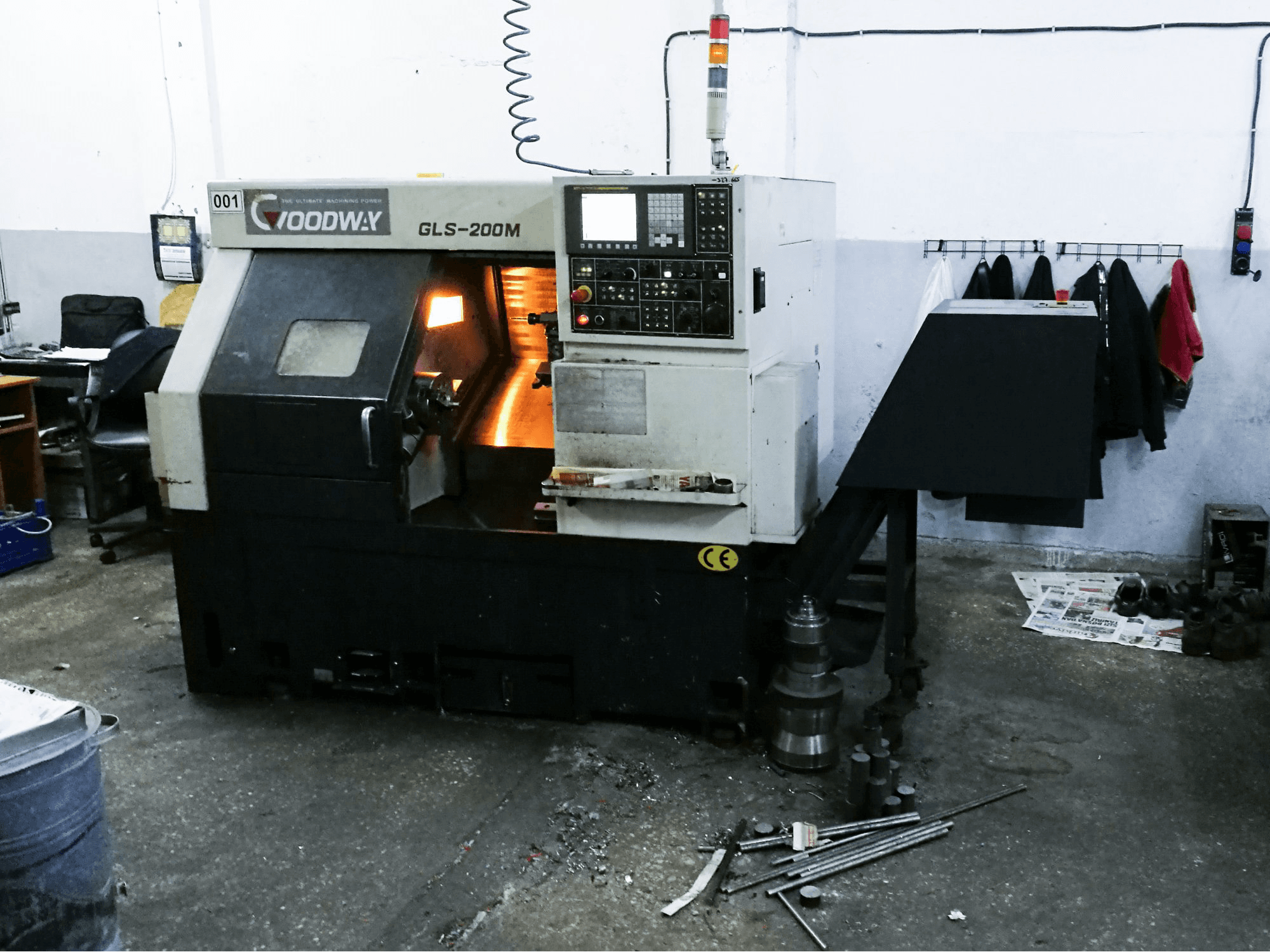 Widok z lewej maszyny Goodway GLS-200M